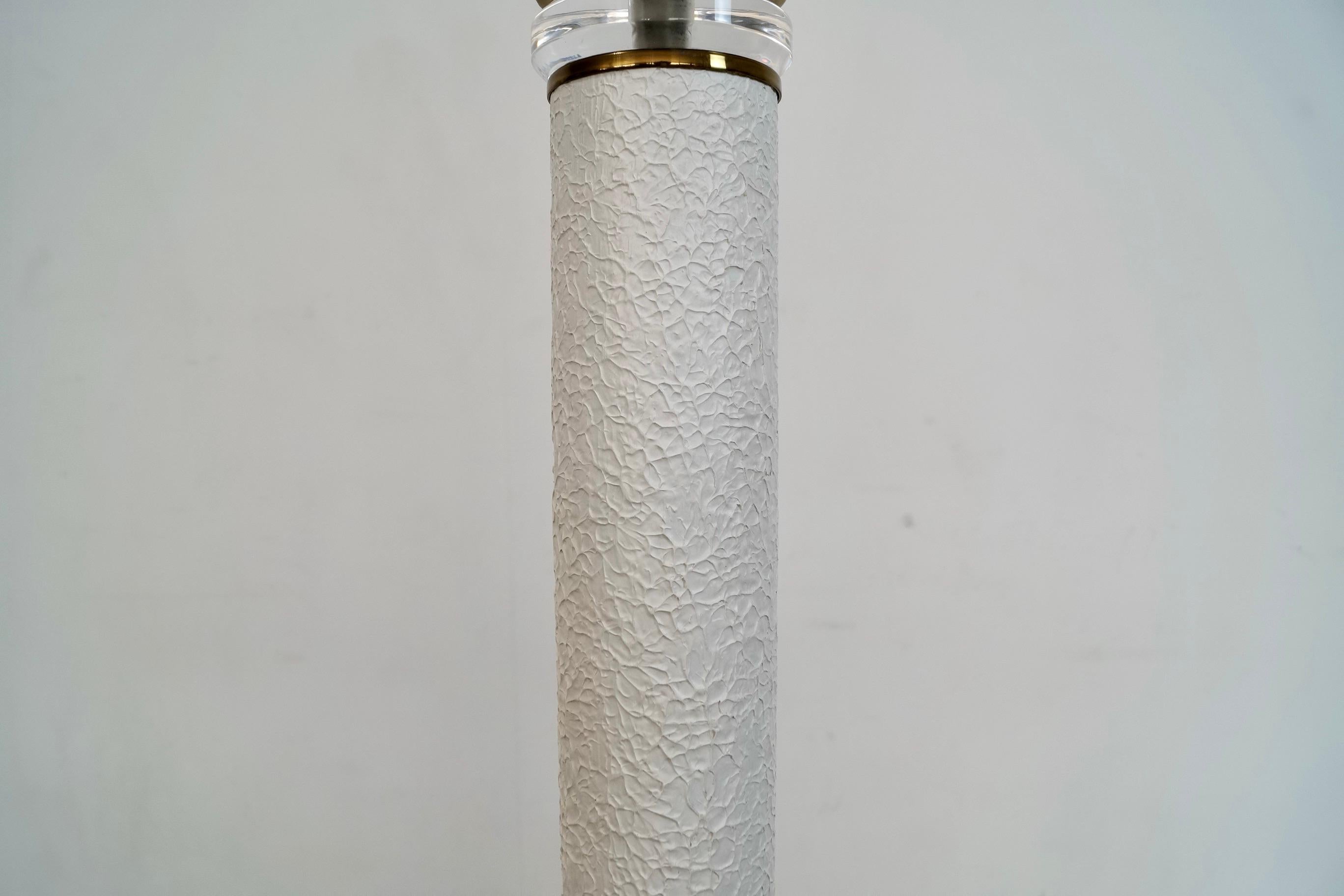 1970's Hollywood Regency Stehlampe aus Lucite, Messing und strukturiertem brutalistischem Metall im Angebot 5