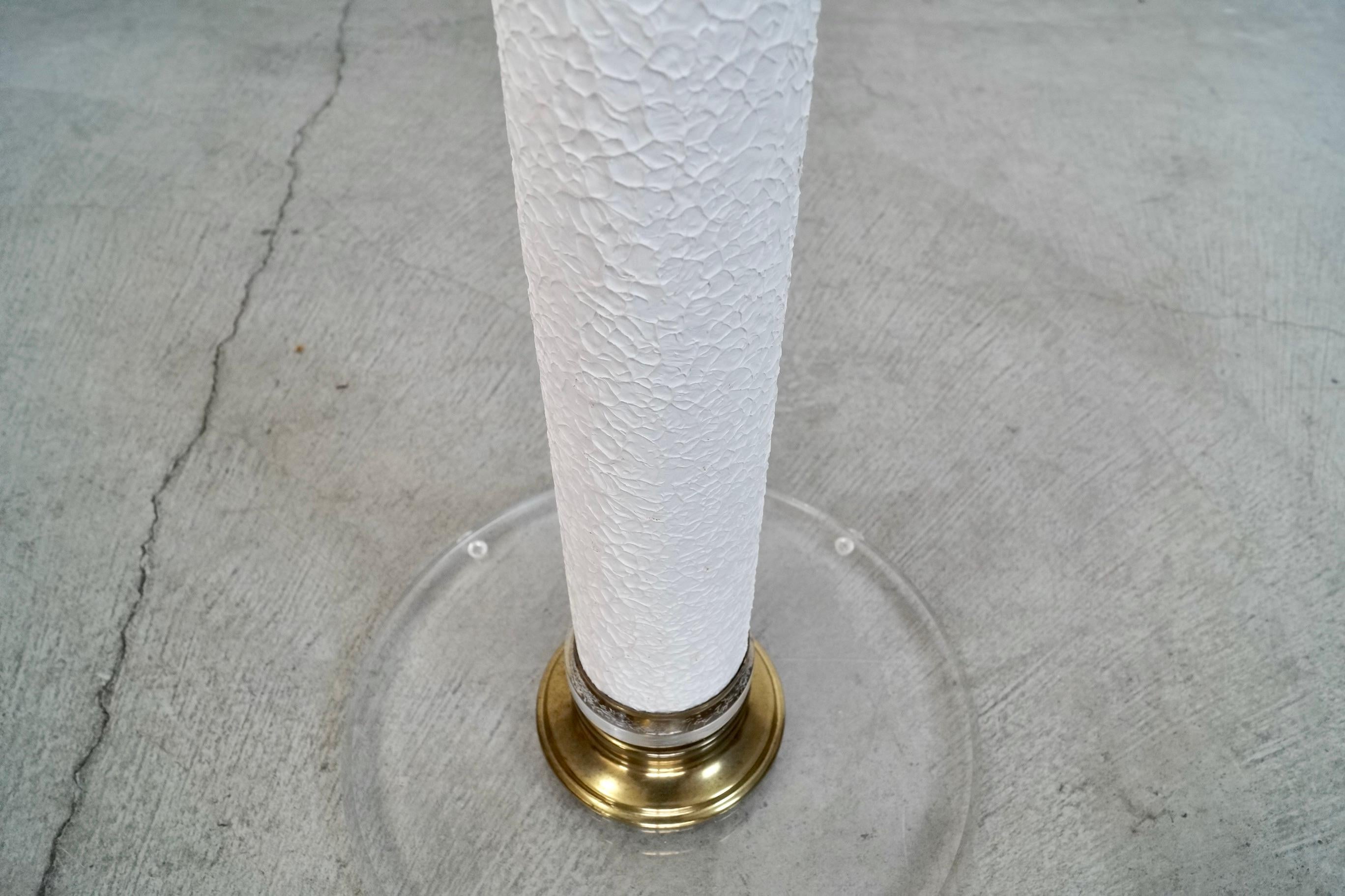 1970's Hollywood Regency Stehlampe aus Lucite, Messing und strukturiertem brutalistischem Metall im Angebot 6