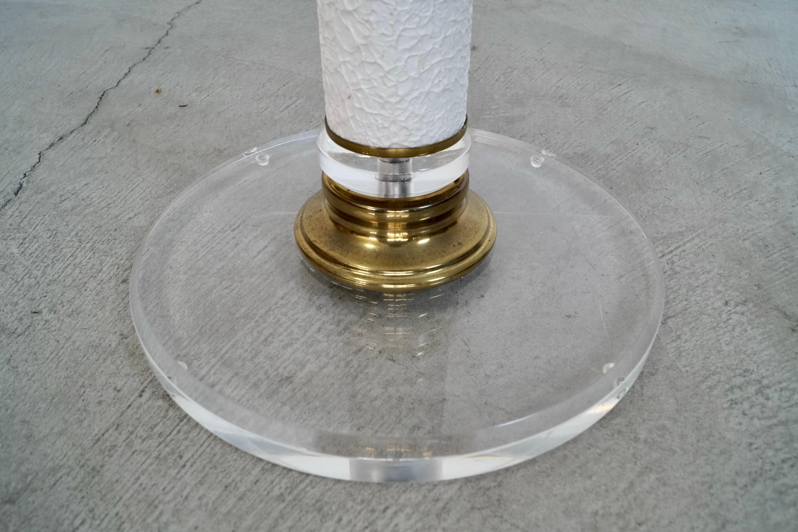 1970's Hollywood Regency Stehlampe aus Lucite, Messing und strukturiertem brutalistischem Metall im Angebot 8