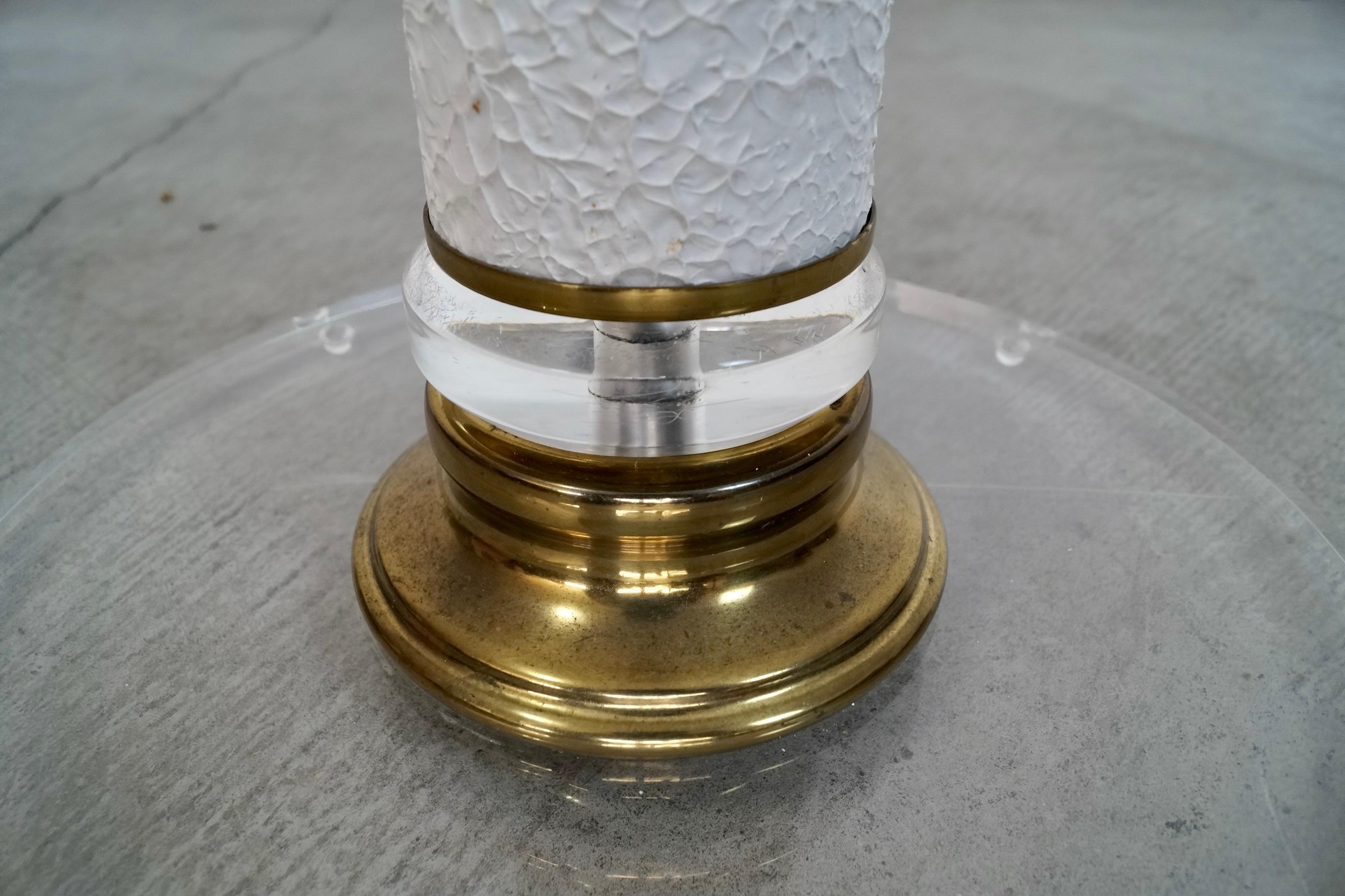 1970's Hollywood Regency Stehlampe aus Lucite, Messing und strukturiertem brutalistischem Metall im Angebot 9