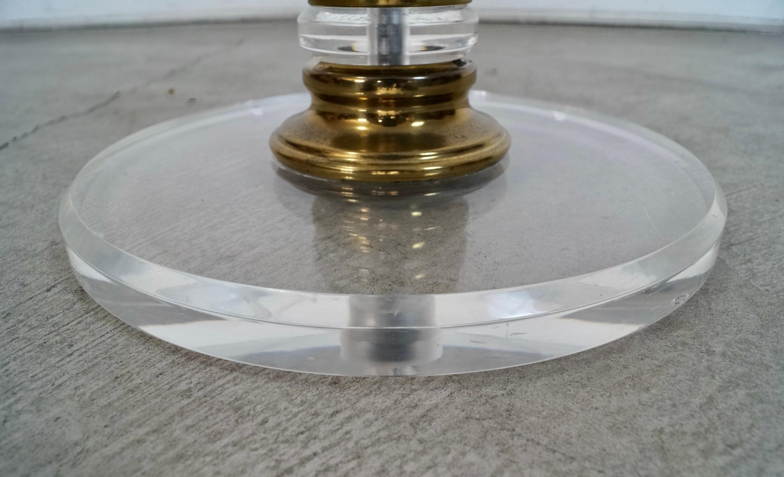 1970's Hollywood Regency Stehlampe aus Lucite, Messing und strukturiertem brutalistischem Metall im Angebot 10