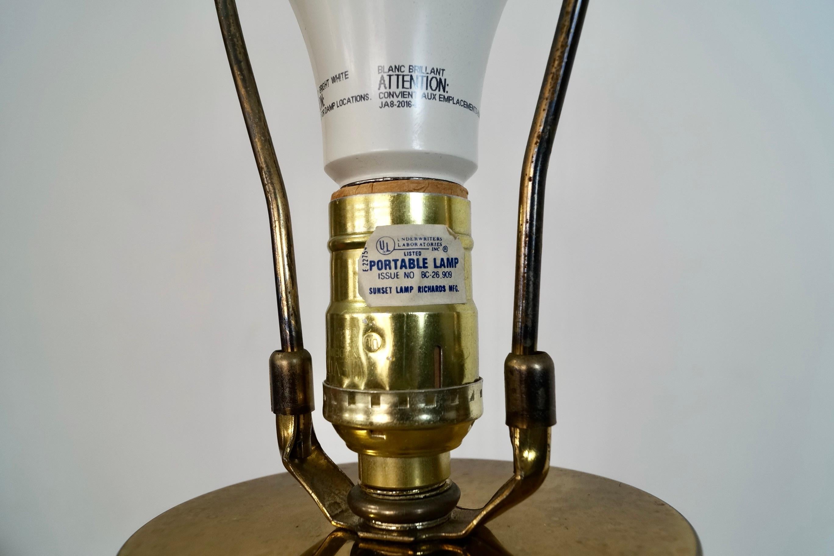 1970's Hollywood Regency Stehlampe aus Lucite, Messing und strukturiertem brutalistischem Metall im Angebot 11
