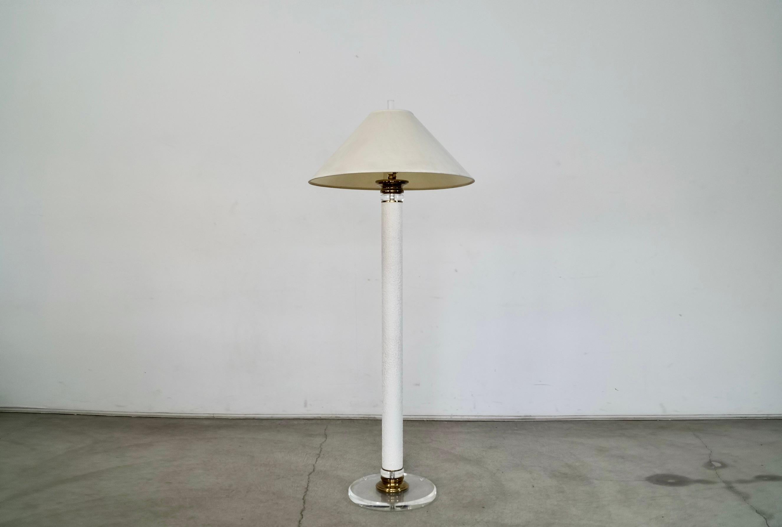 1970's Hollywood Regency Stehlampe aus Lucite, Messing und strukturiertem brutalistischem Metall im Angebot 12
