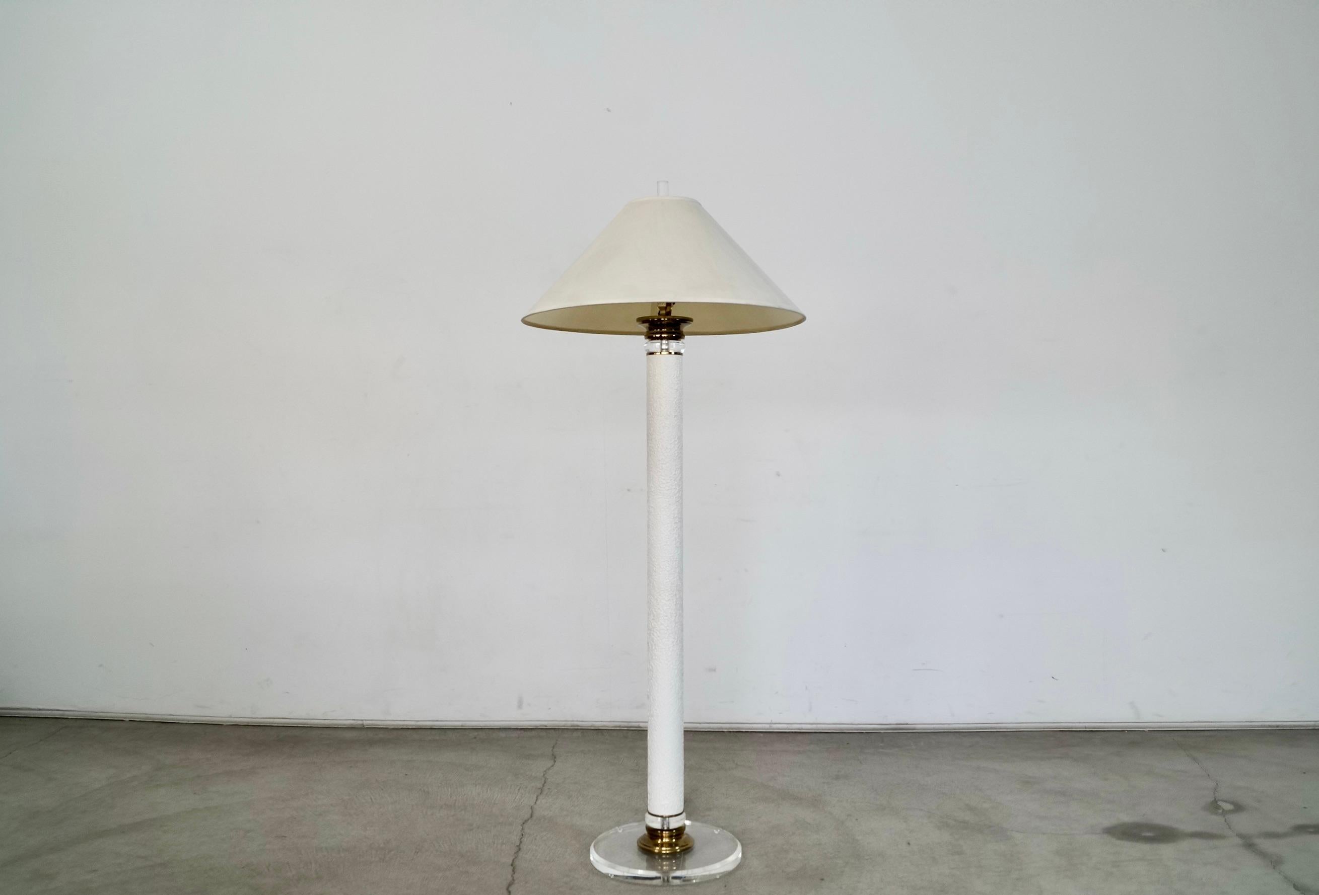 1970's Hollywood Regency Stehlampe aus Lucite, Messing und strukturiertem brutalistischem Metall im Angebot 13