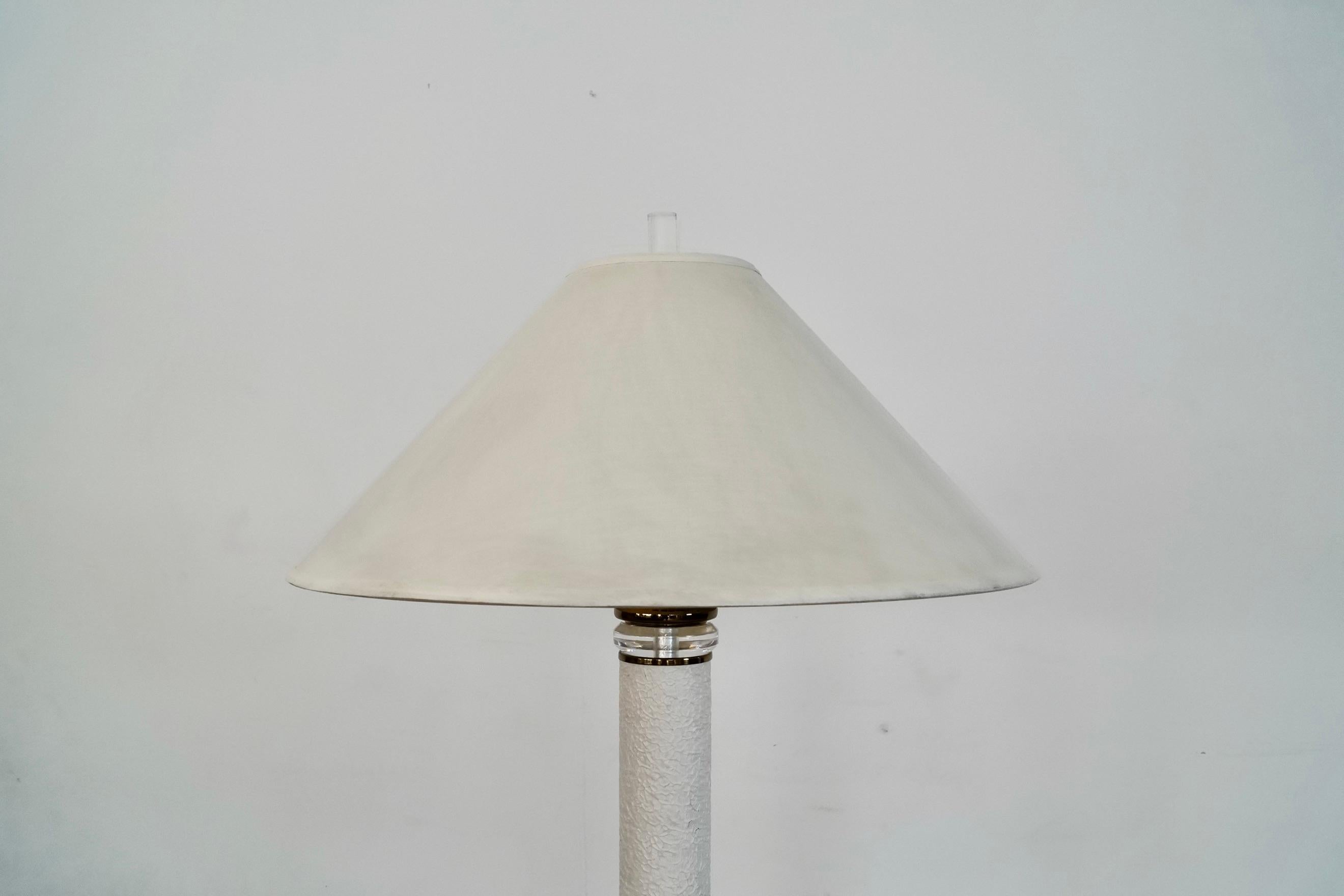 1970's Hollywood Regency Stehlampe aus Lucite, Messing und strukturiertem brutalistischem Metall im Angebot 14