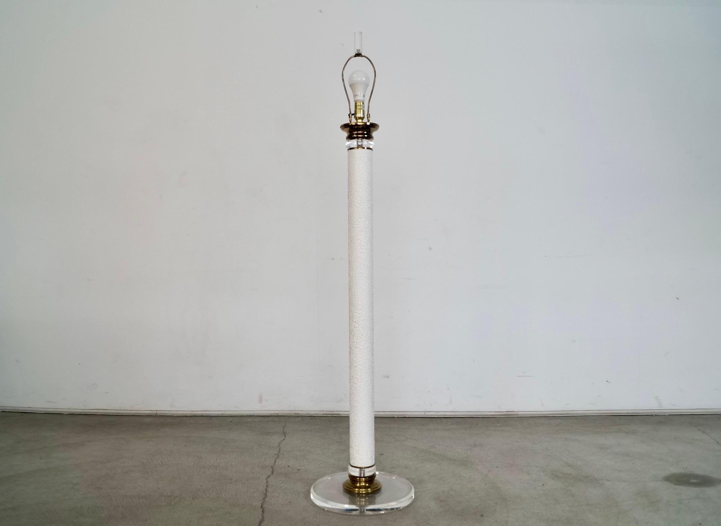 Vintage Hollywood Regency Stehlampe zu verkaufen. Dies ist eine einzigartige und seltene Lampe von Sunset Lamp Richards Inc. Sie hat den originalen Vintage-Kegelschirm, der auf Wunsch mitgeliefert werden kann. Sie hat einen weißen, strukturierten