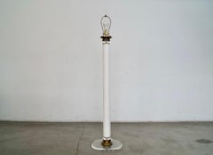 Lampadaire Hollywood Regency des années 1970, en lucite, laiton et métal brutaliste texturé