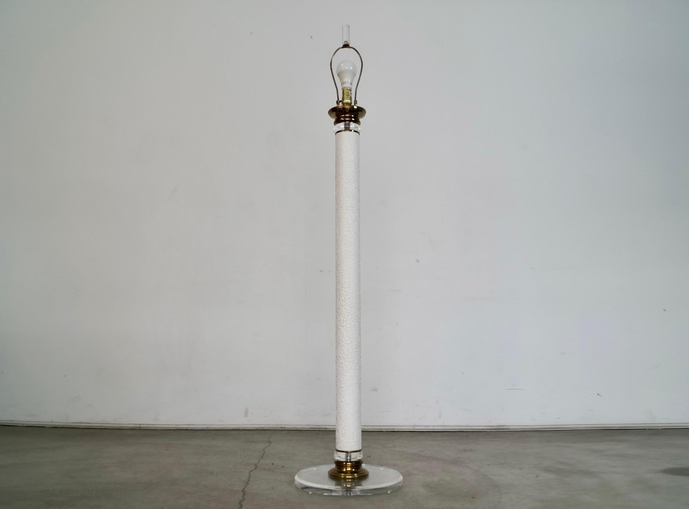 1970's Hollywood Regency Stehlampe aus Lucite, Messing und strukturiertem brutalistischem Metall (amerikanisch) im Angebot