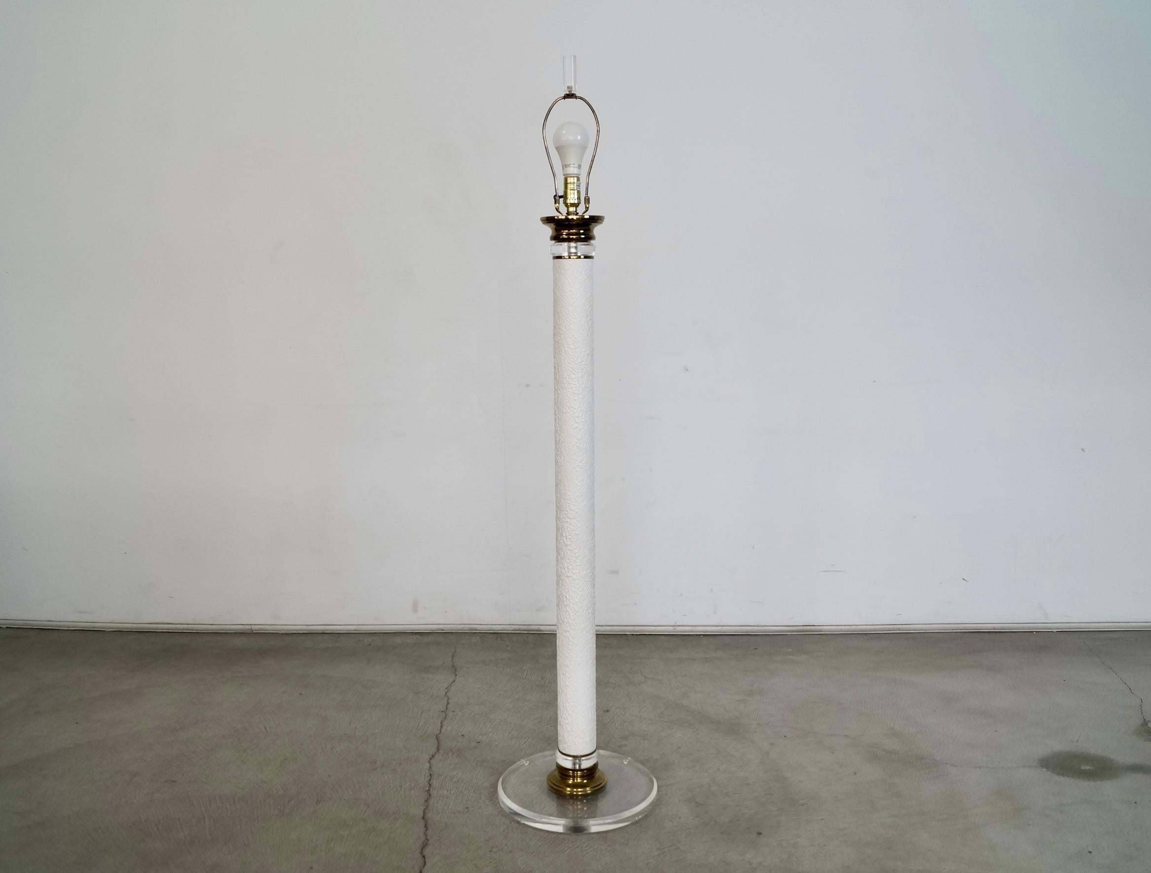 1970's Hollywood Regency Stehlampe aus Lucite, Messing und strukturiertem brutalistischem Metall im Zustand „Gut“ im Angebot in Burbank, CA