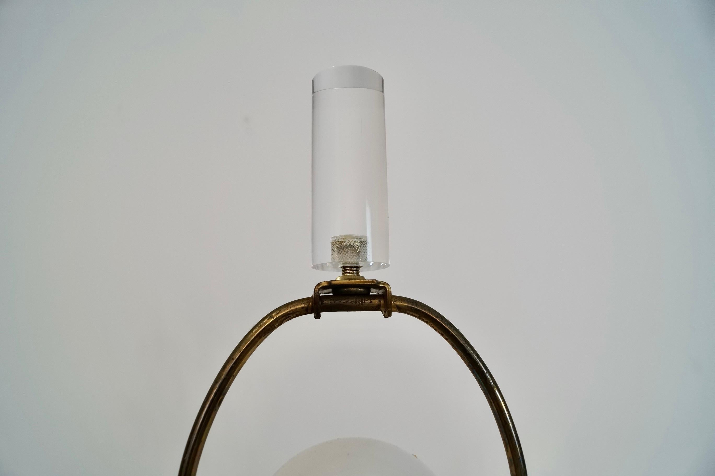 1970's Hollywood Regency Stehlampe aus Lucite, Messing und strukturiertem brutalistischem Metall (Ende des 20. Jahrhunderts) im Angebot