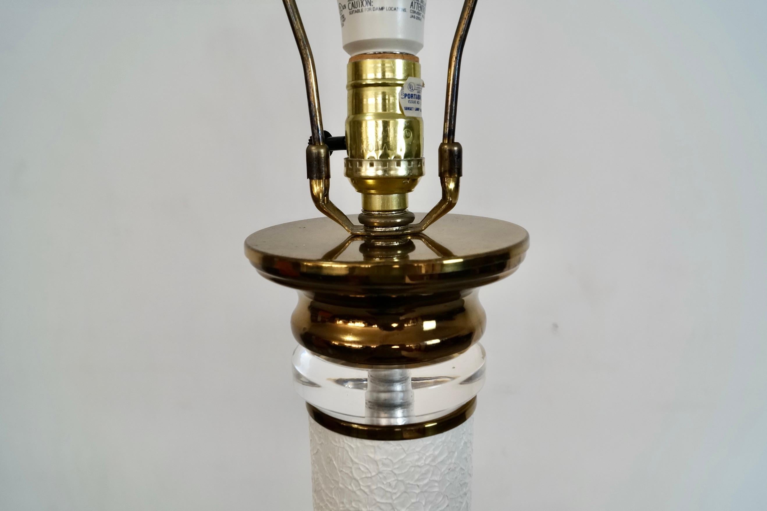 1970's Hollywood Regency Stehlampe aus Lucite, Messing und strukturiertem brutalistischem Metall im Angebot 1