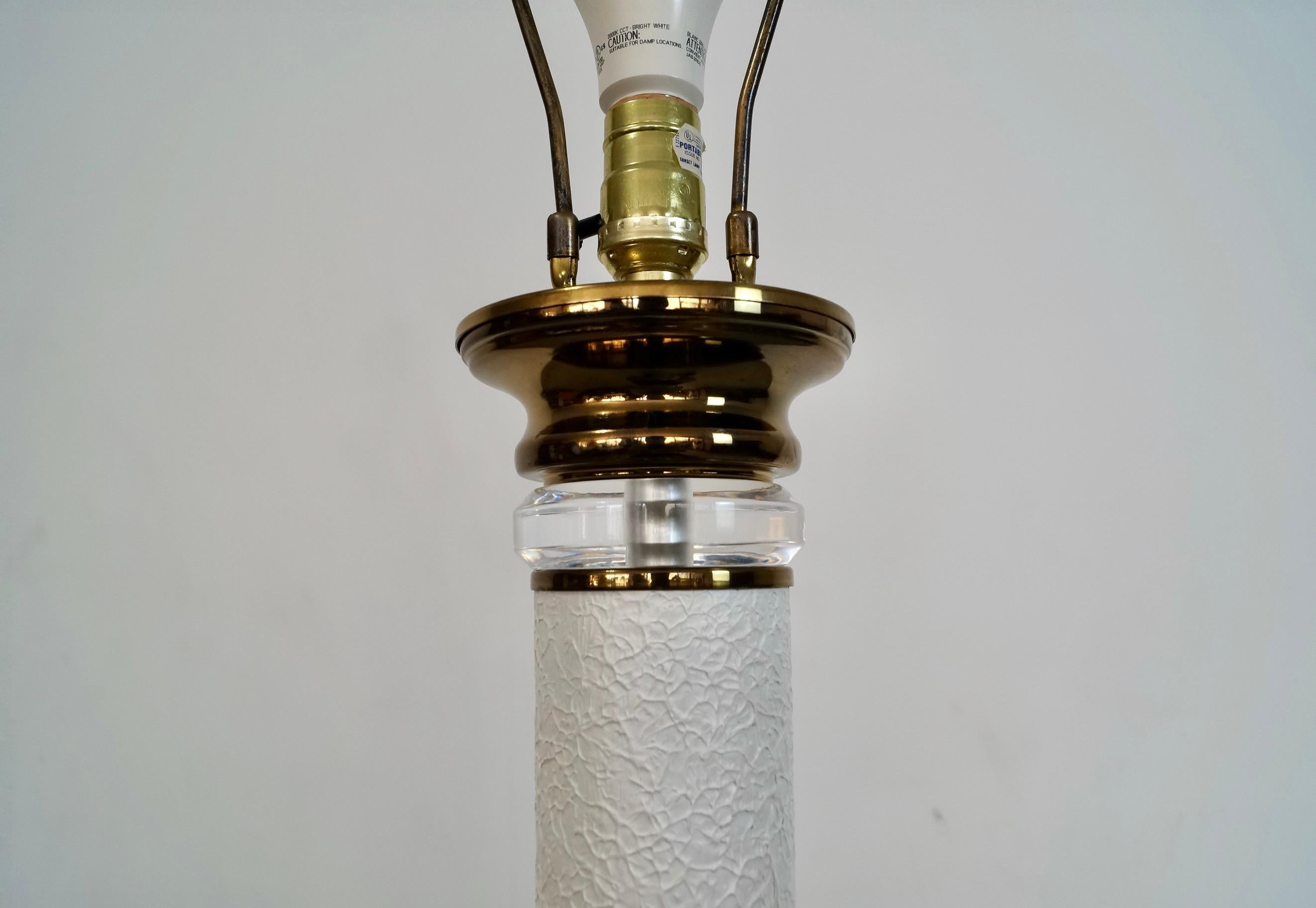 1970's Hollywood Regency Stehlampe aus Lucite, Messing und strukturiertem brutalistischem Metall im Angebot 2