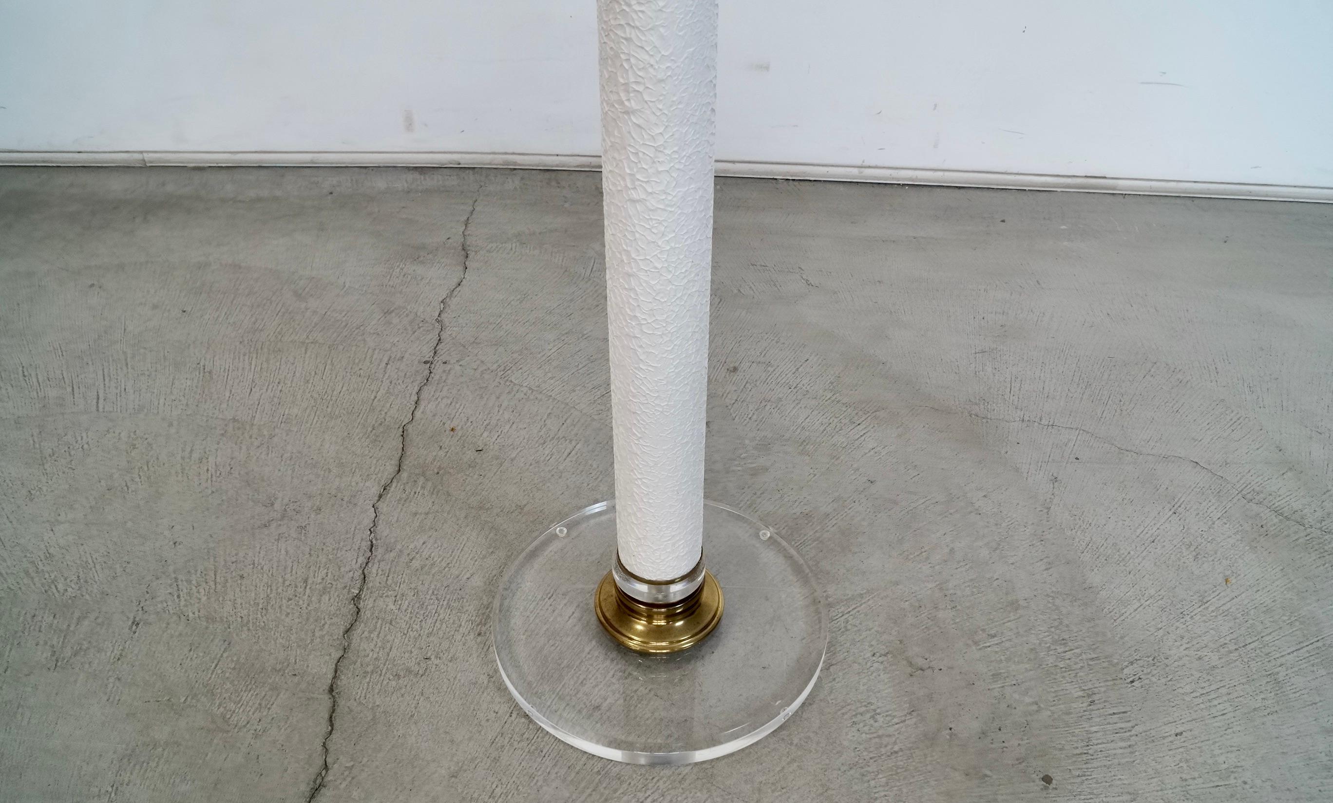 1970's Hollywood Regency Stehlampe aus Lucite, Messing und strukturiertem brutalistischem Metall im Angebot 4