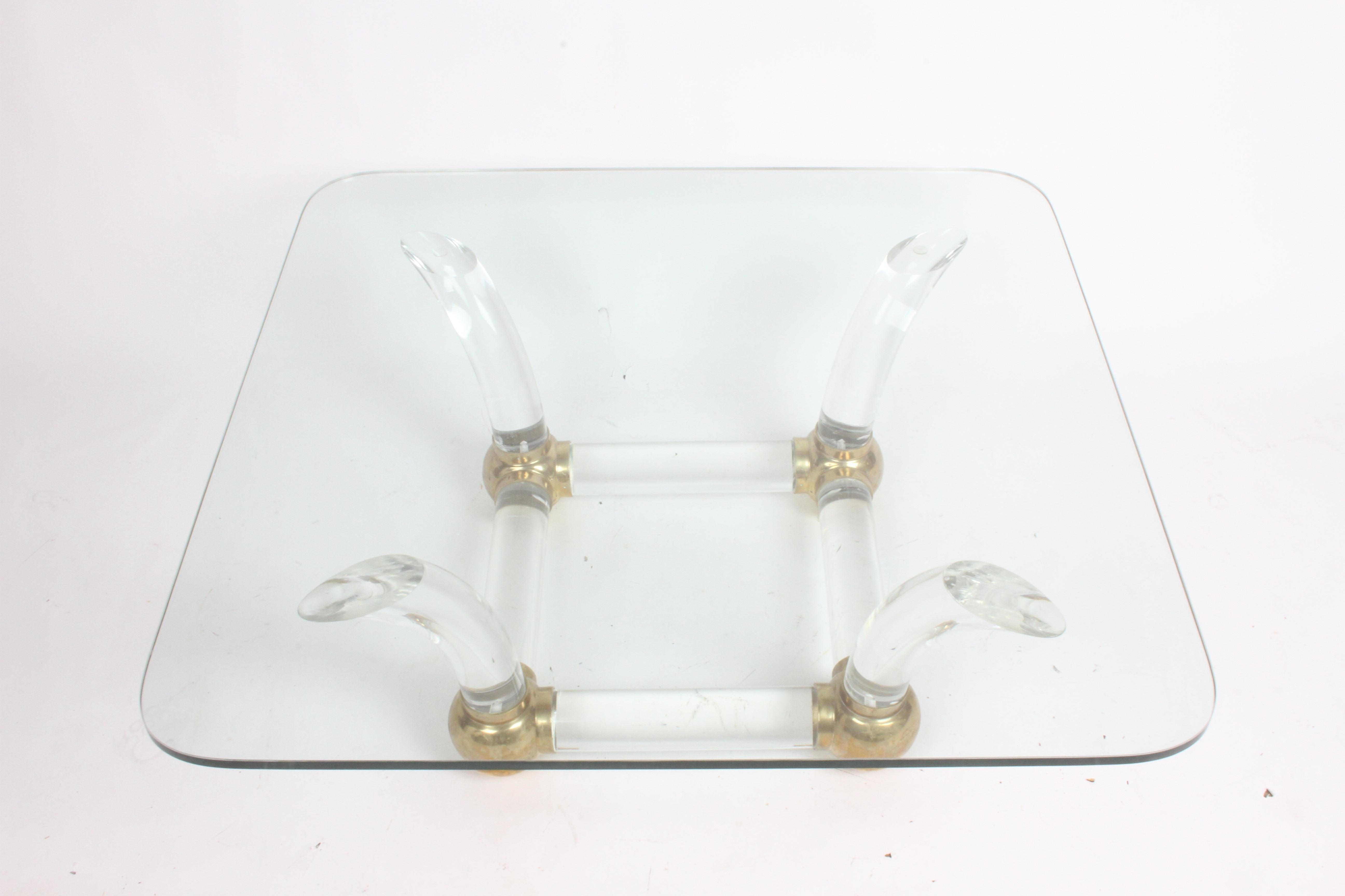 Laiton 1970 Hollywood Regency Lucite Tusk & Brass Ball Table à café de style Springer en vente