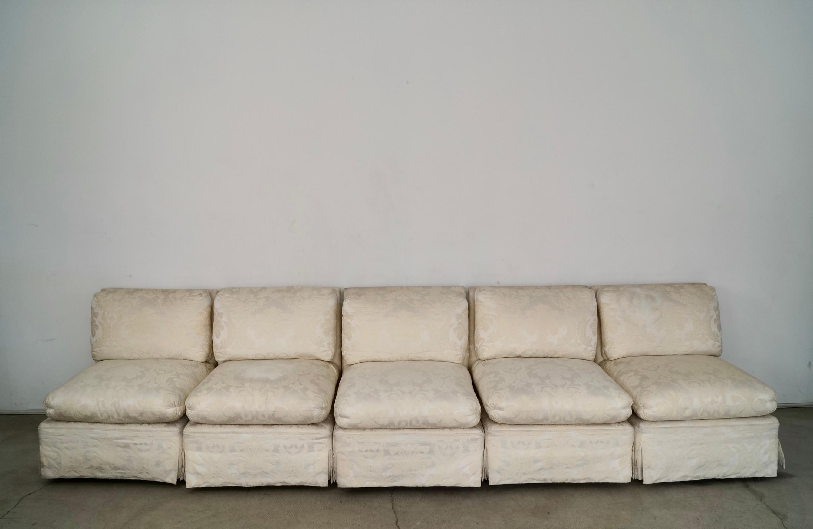 Canapé modulaire Vintage Mid century Modern à vendre. Il s'agit d'un canapé cinq pièces avec cinq fauteuils sans accoudoirs. Ils sont en soie de brocart d'origine et sont de très grande qualité, comme on peut s'y attendre de la part de la marque de
