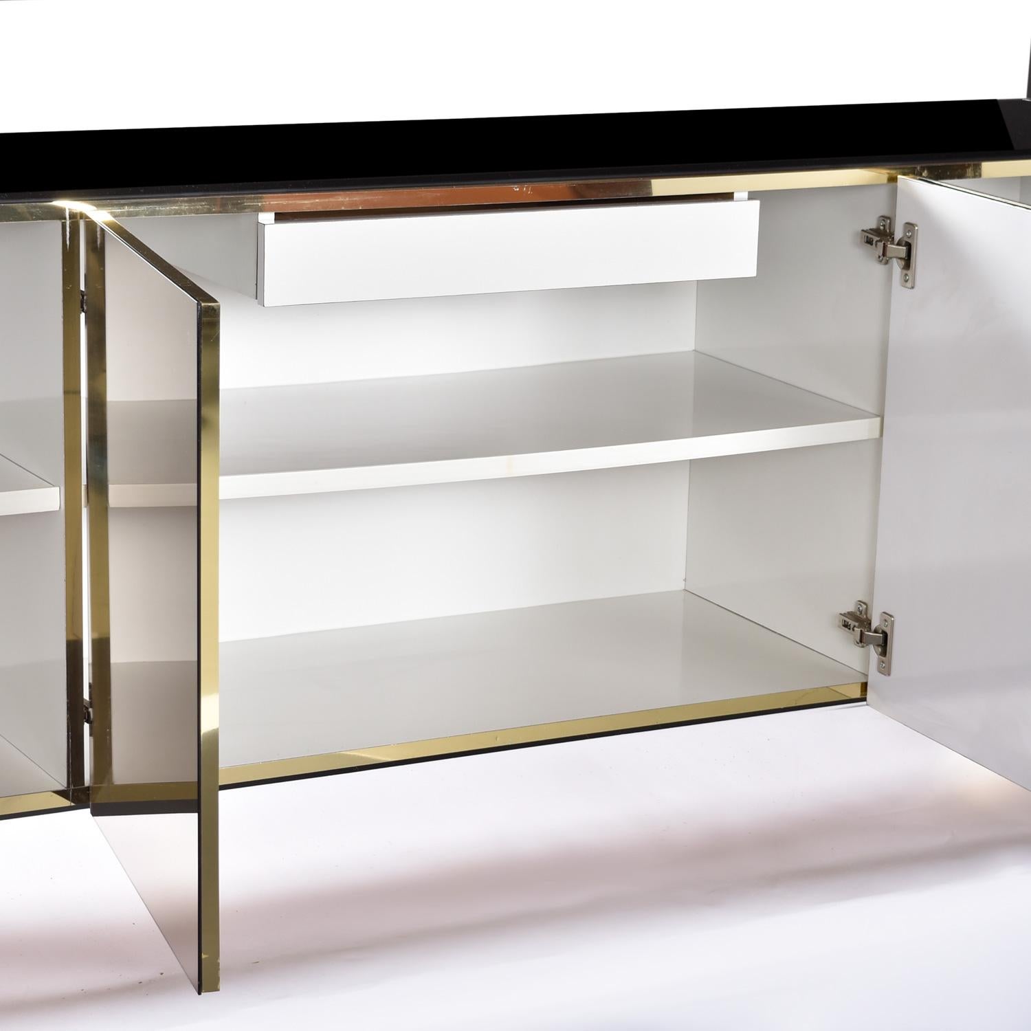 1970's Hollywood Regency Milo Baughman Style Brass Mirrored Credenza In Good Condition In Chattanooga, TN