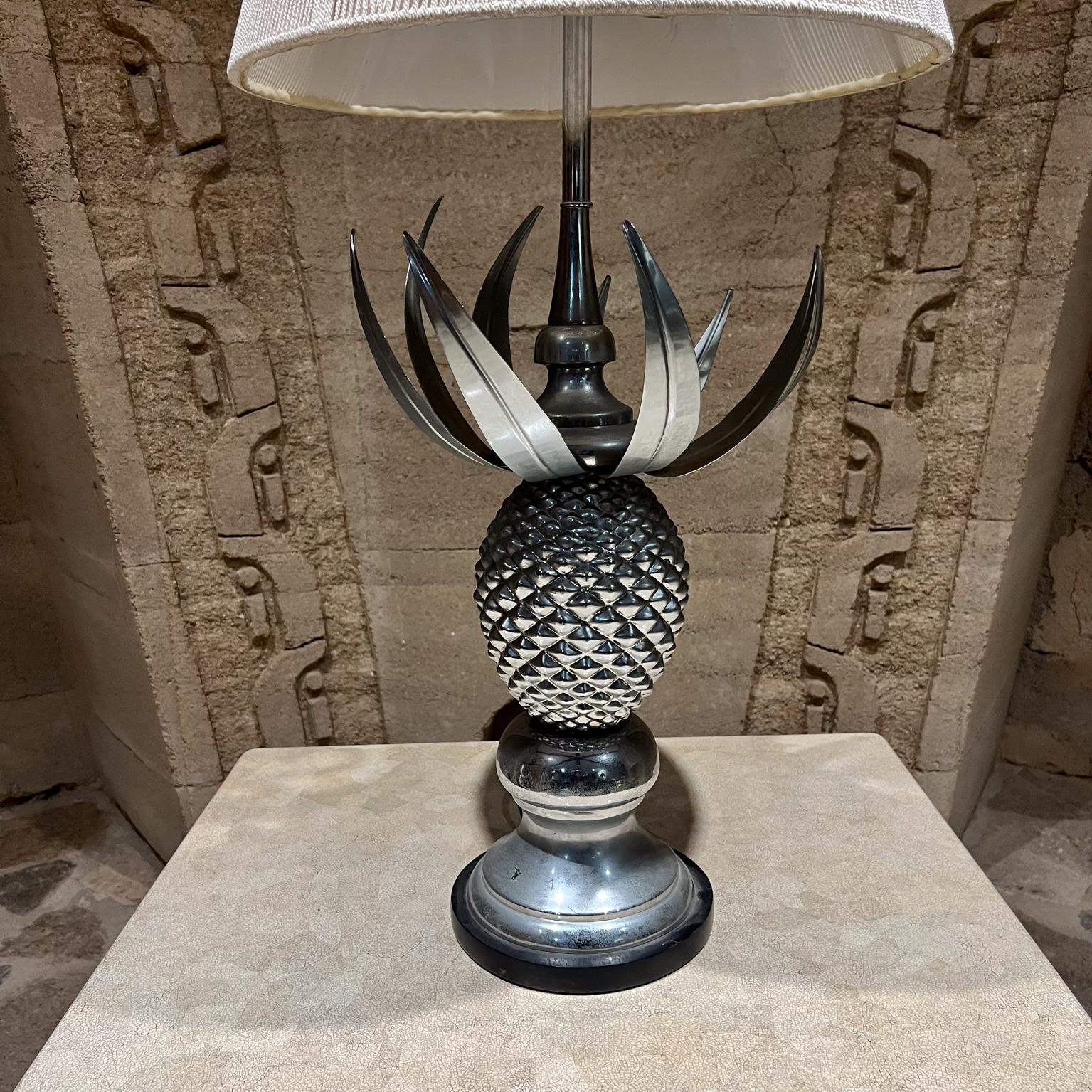 
Lampada da tavolo Hollywood Regency degli anni '70 a forma di ananas. 
36 x 14 di diametro
Base in legno nero. 
Nello stile della Maison Charles-Jansen Paris
Non segnato
Condizioni originali d'epoca. 
Include una nuova finitura cromata.  Ricablato