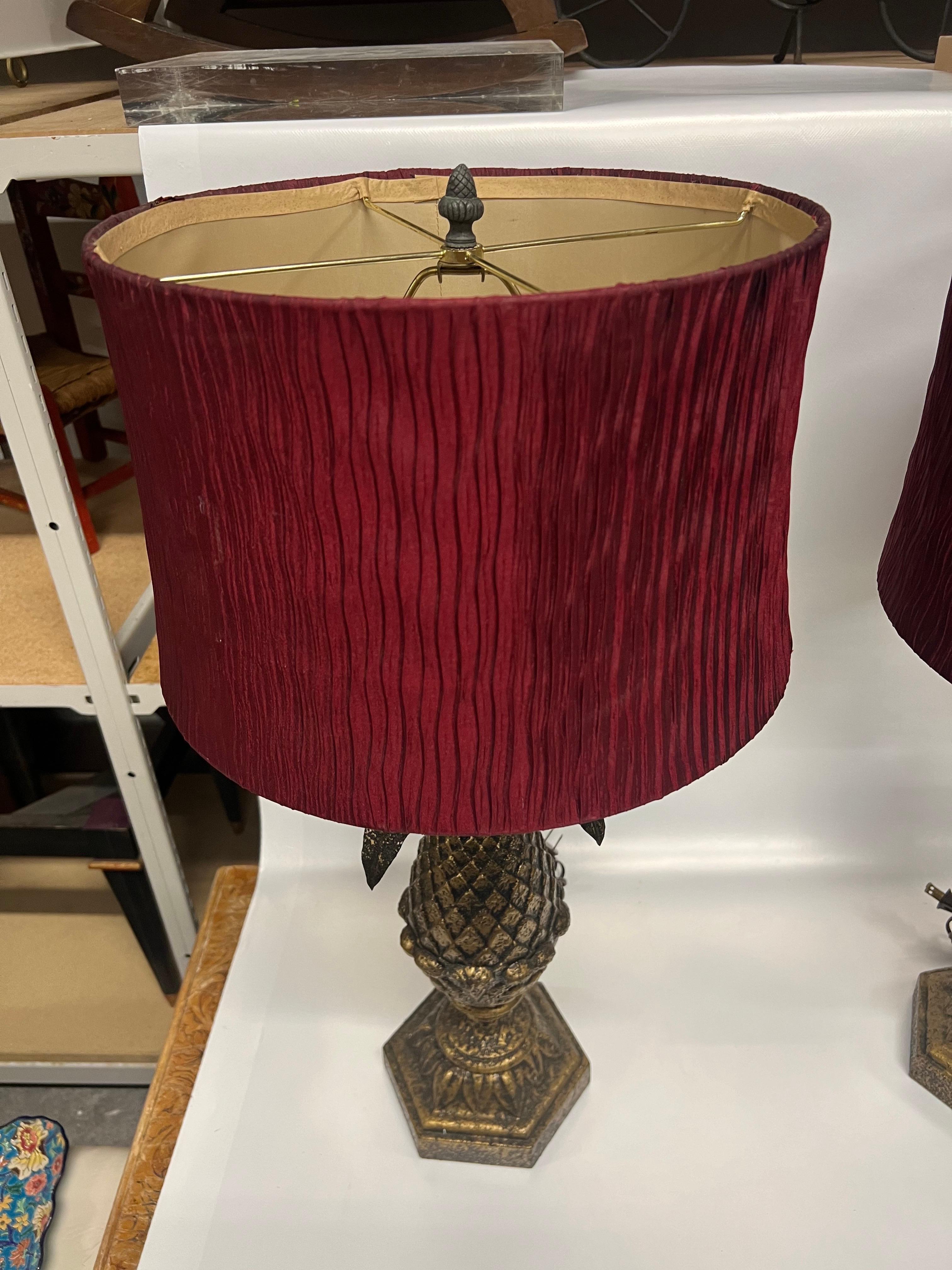 Lampade Hollywood Regency degli anni '70 in resina e metallo con ananas In condizioni buone in vendita a Charleston, SC
