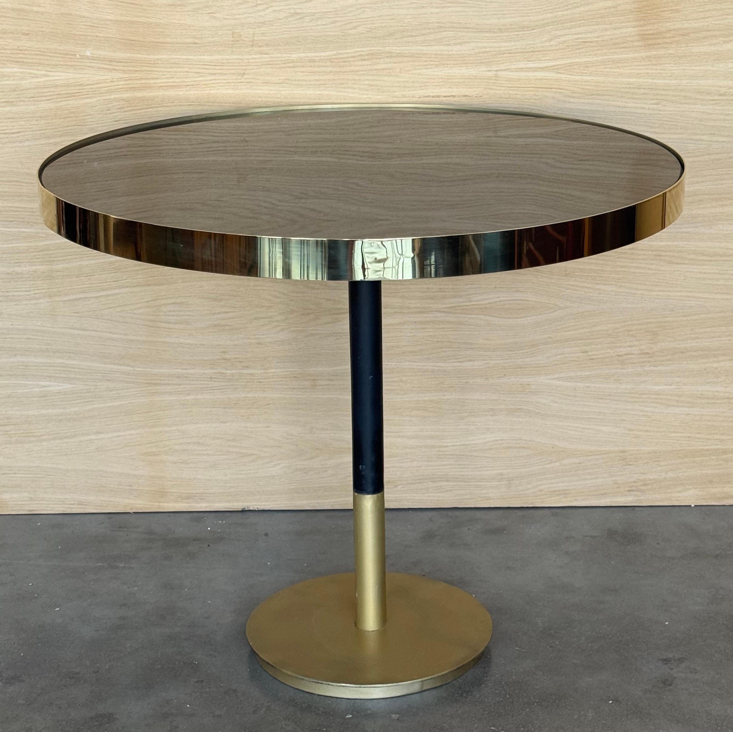 Mesa de comedor redonda de latón cantilever Hollywood Regency de los años 70 con cristal negro Moderno de mediados de siglo en venta