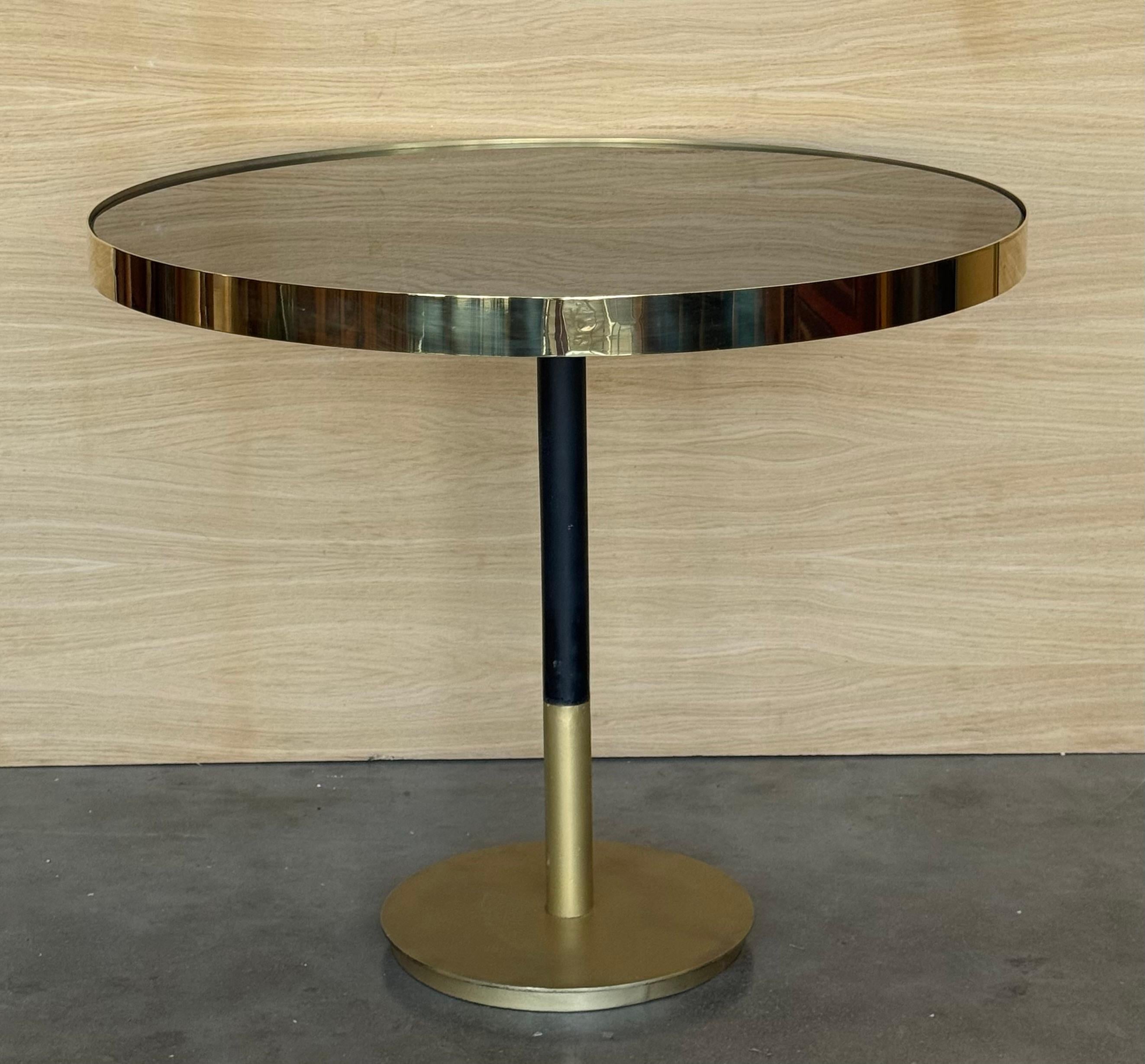 Mesa de comedor redonda de latón cantilever Hollywood Regency de los años 70 con cristal negro Italiano en venta