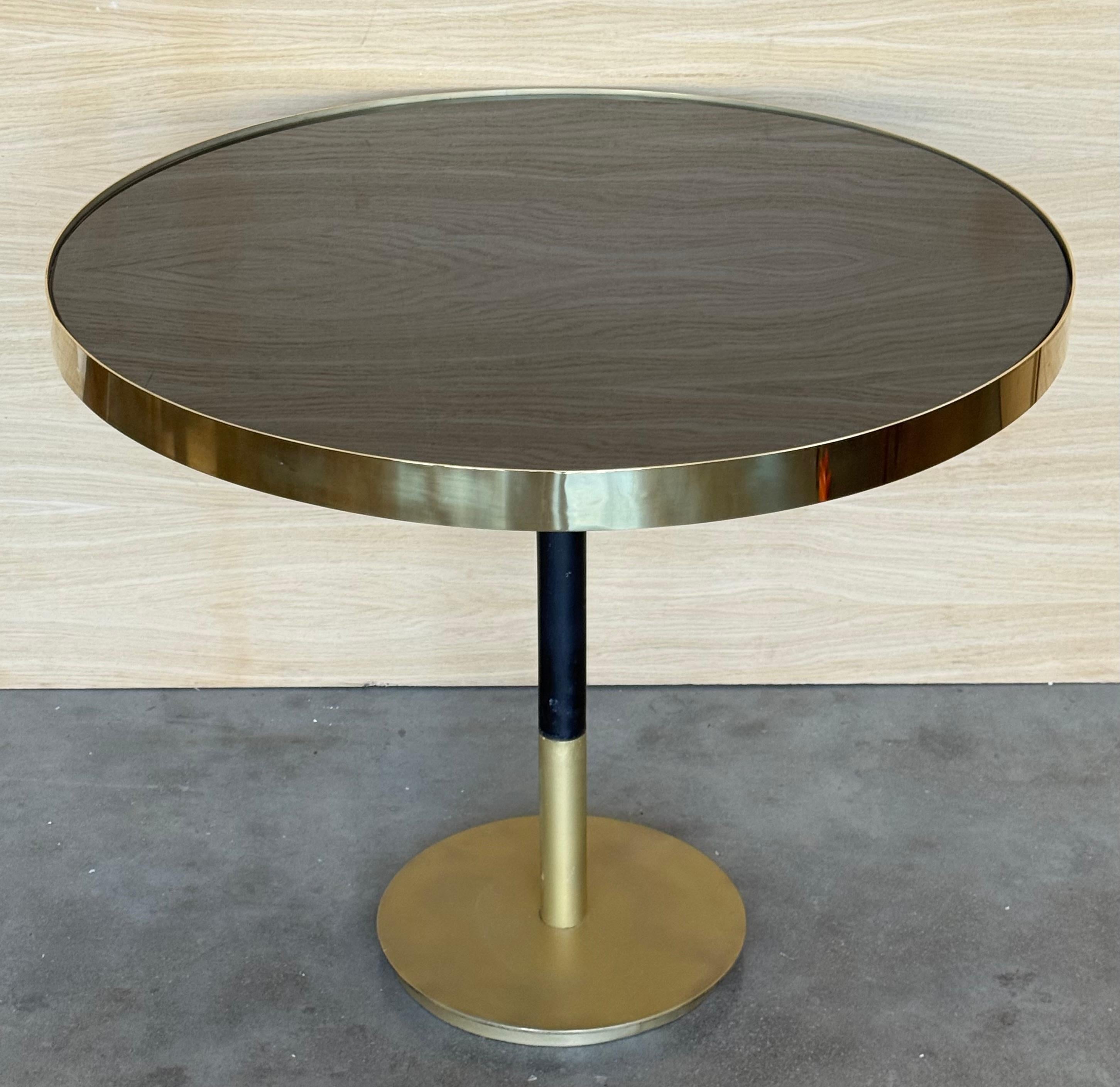 Mesa de comedor redonda de latón cantilever Hollywood Regency de los años 70 con cristal negro en Bueno estado para la venta en Miami, FL