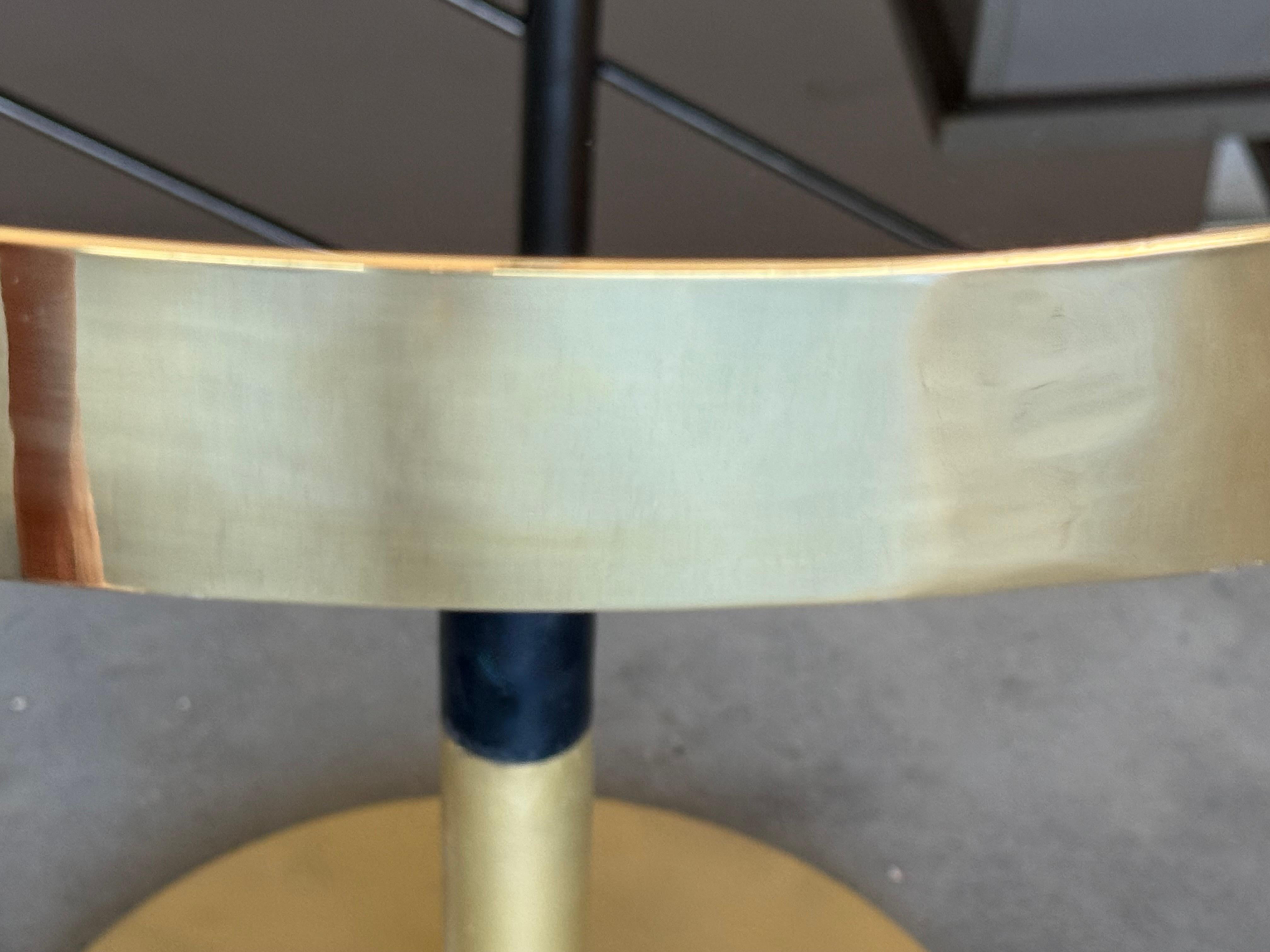 Mesa de comedor redonda de latón cantilever Hollywood Regency de los años 70 con cristal negro Latón en venta