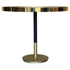 Mesa de comedor redonda de latón cantilever Hollywood Regency de los años 70 con cristal negro
