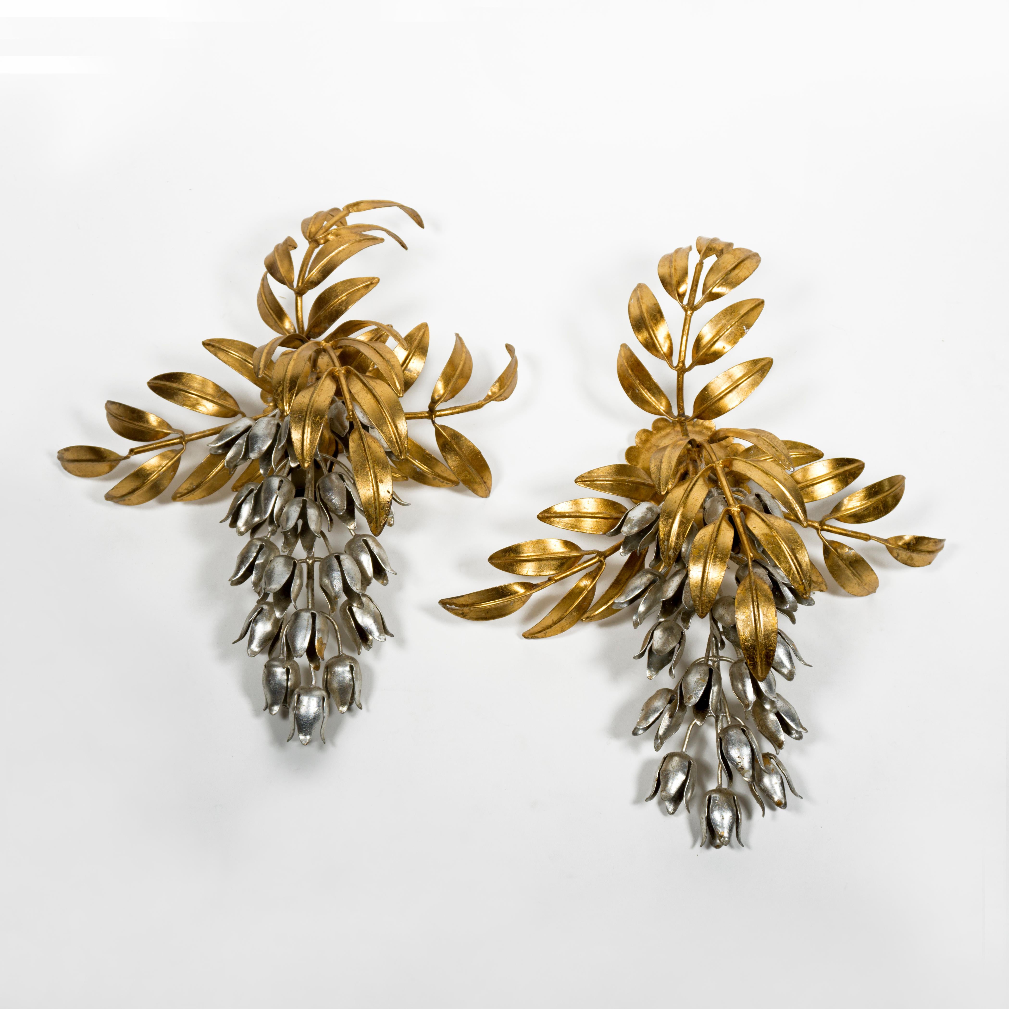 Schönes Set bestehend aus zwei Pioggia D'oro Wandleuchten von Hans Kögl.
Die Wandleuchter sind mit geschwungenen Zweigen aus goldenen Blättern und silbernen, hängenden Glyzinienblüten verziert. Sie sind sowohl Beleuchtung als auch Skulptur. Durch