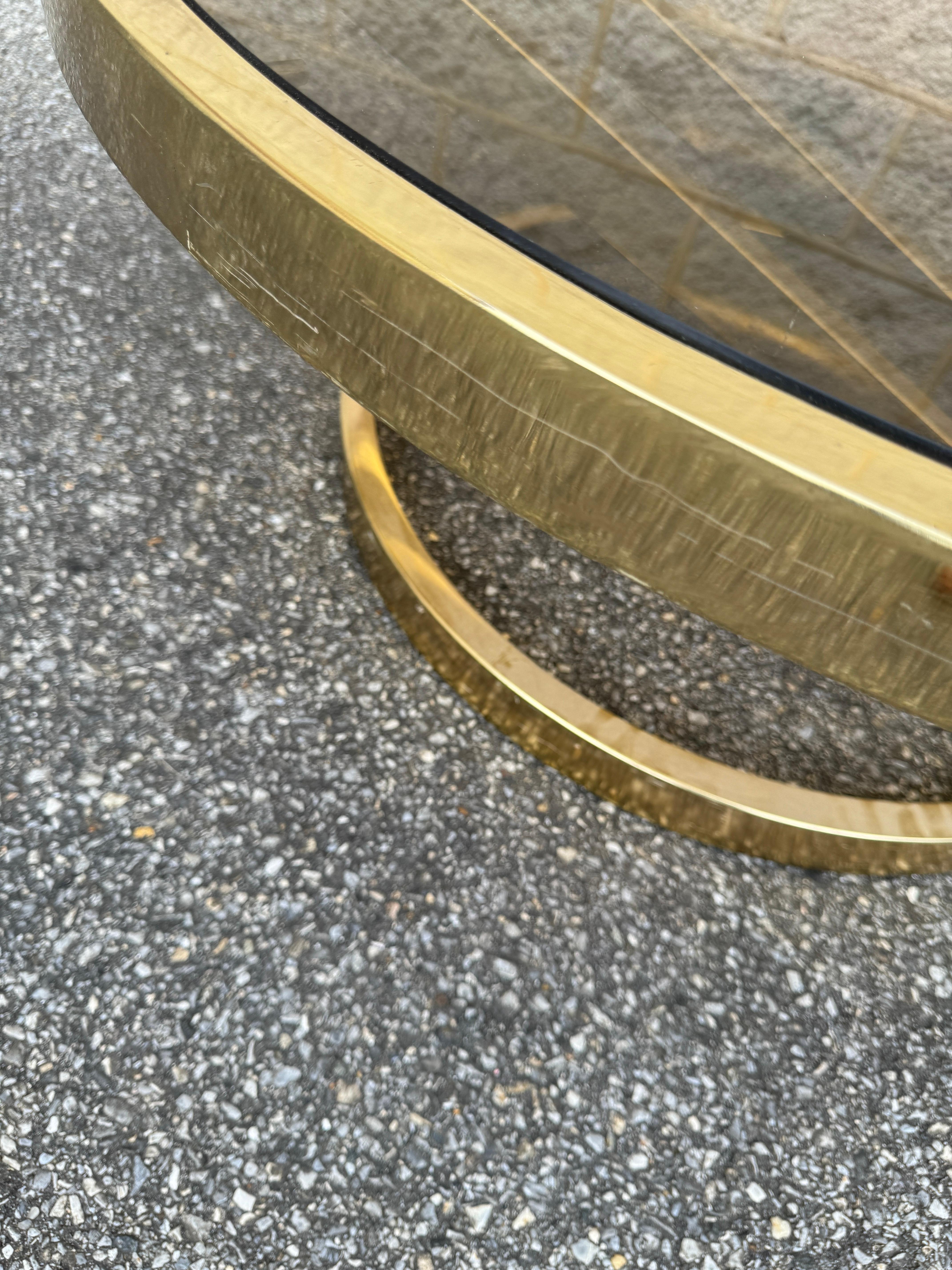 1970 Hollywood Regency Style Round Cantilever Brass Coffee Table Bon état - En vente à Elkton, MD