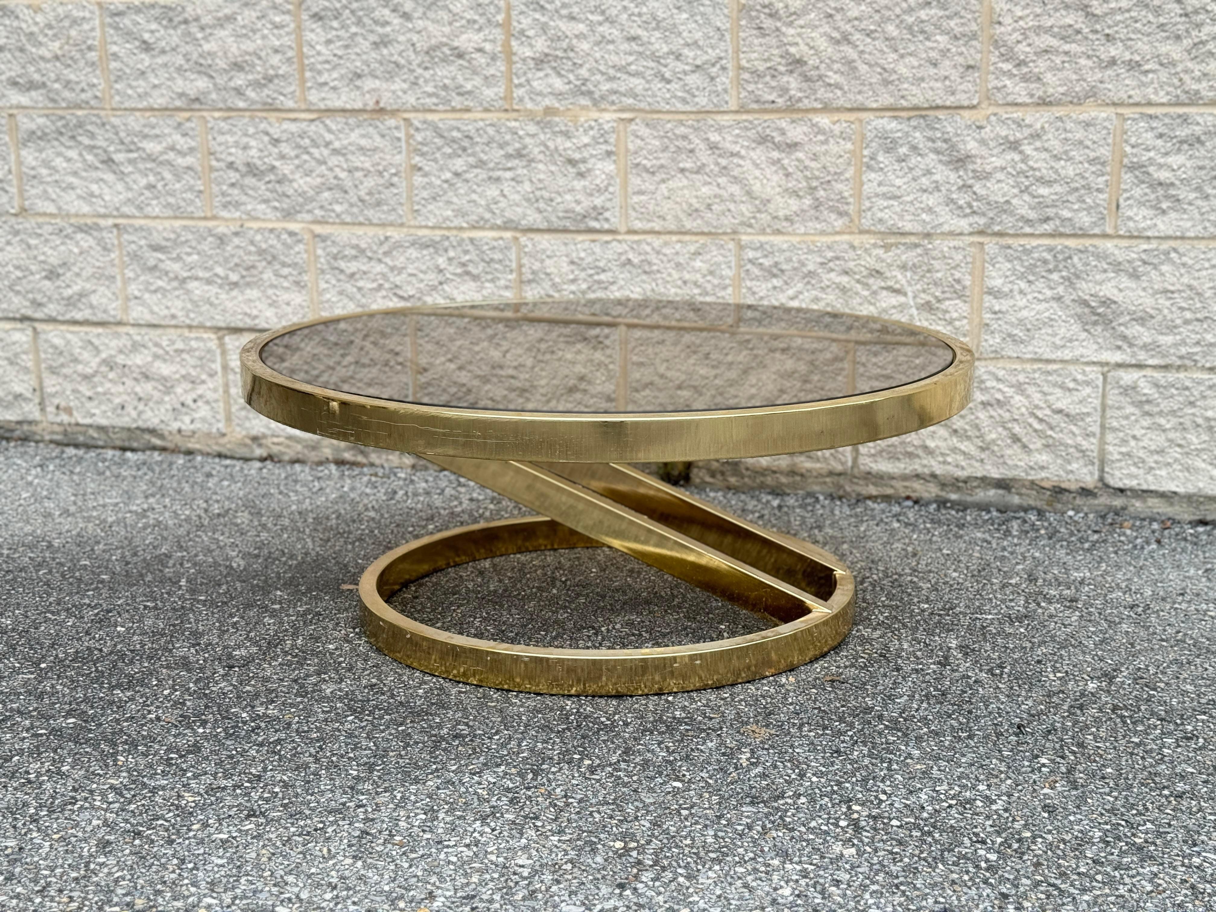 20ième siècle 1970 Hollywood Regency Style Round Cantilever Brass Coffee Table en vente