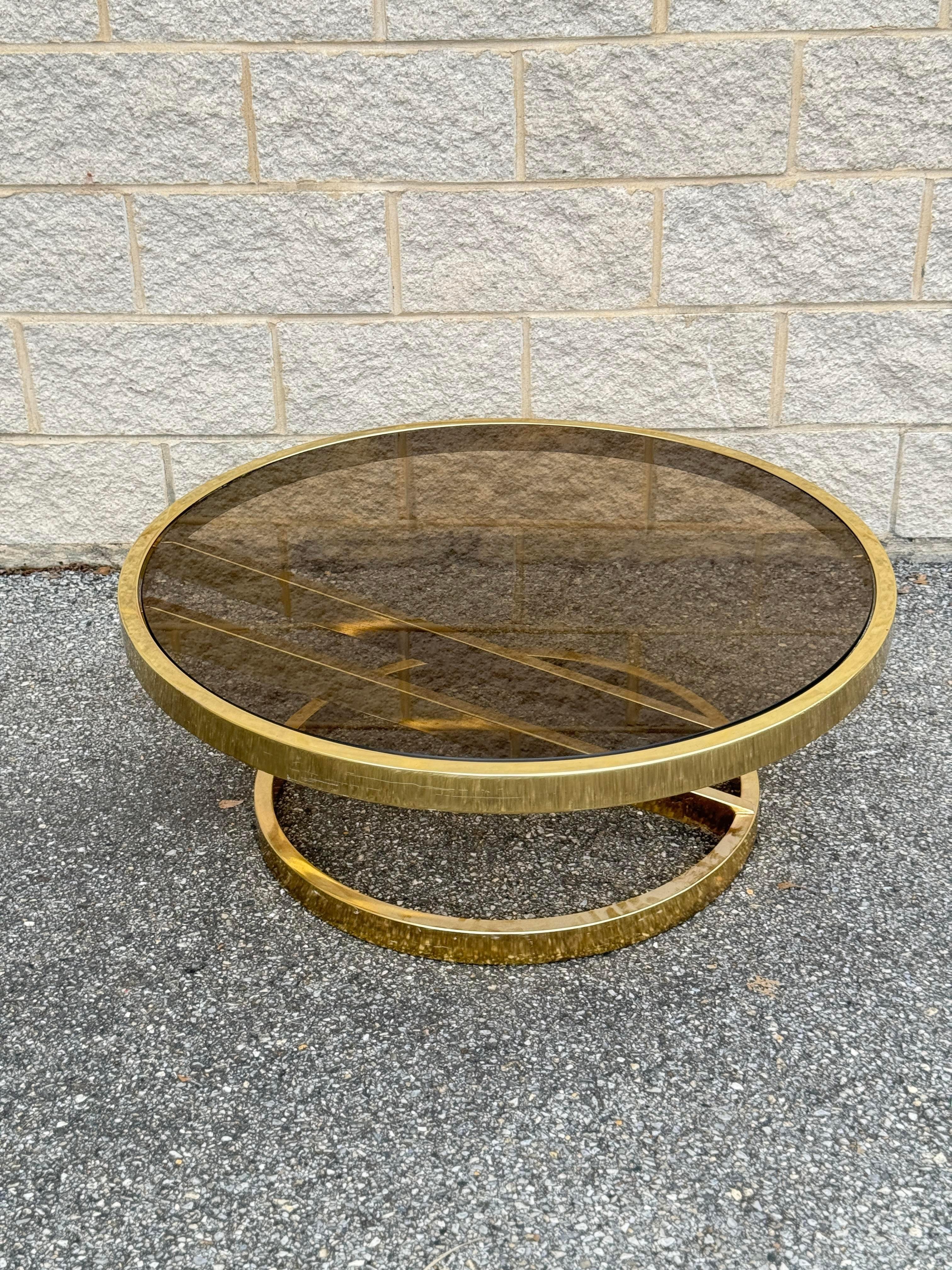 Métal 1970 Hollywood Regency Style Round Cantilever Brass Coffee Table en vente