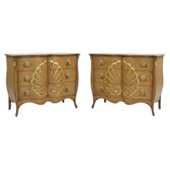 Cassapanche in stile Hollywood Regency degli anni '70 in noce con conchiglia dorata - Coppia