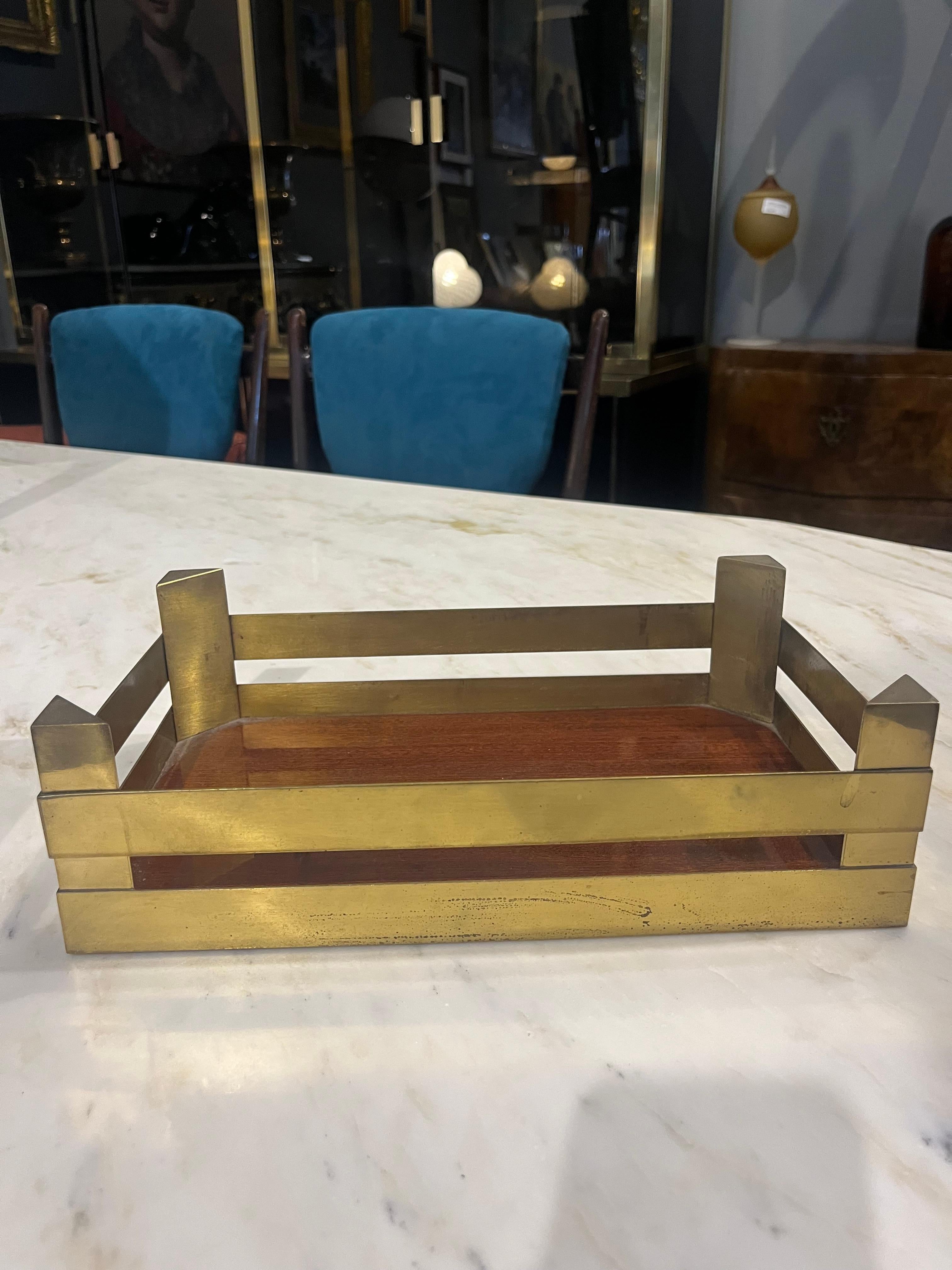 For sale an elegant and refined tray in wood and brass with an unmistakable Hollywood Regency style, perfect for adding a touch of glamour and sophistication to any environment. This piece, with a geometric structure and clean lines, combines the