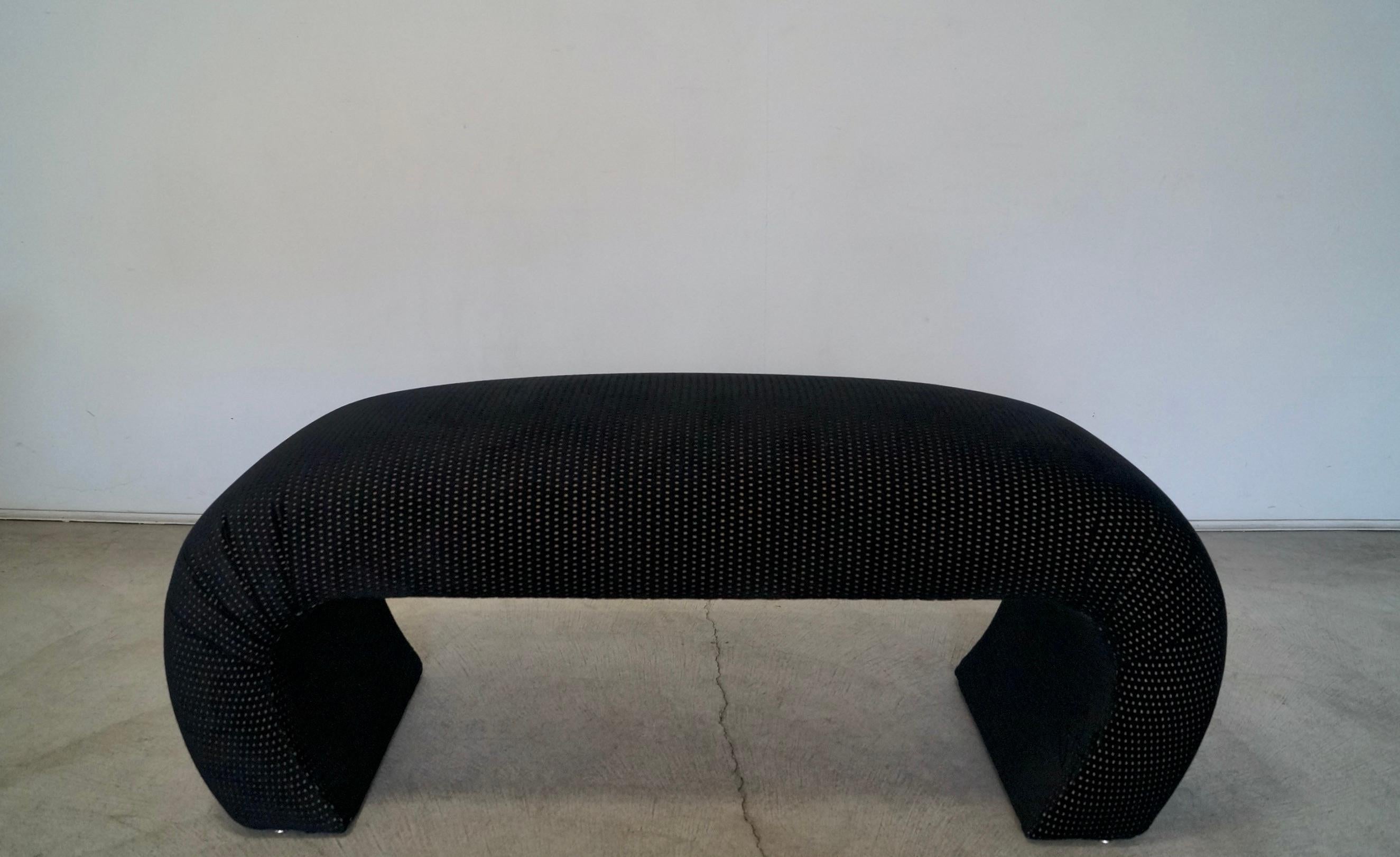 Vintage 1970's Hollywood Regency Post modern bench for sale. Il est à la manière de Karl Springer, et a été professionnellement retapissé dans du velours et de la mousse neufs. Le velours est spécial. Il s'agit d'un velours en relief avec un motif