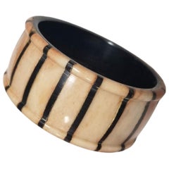 Brazalete de cuerno de los años 70 con rayas negras