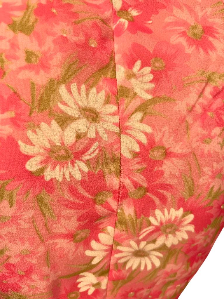 Robe longue des années 1970, rose vif et blanche, à fleurs, faite à la main. en vente 5