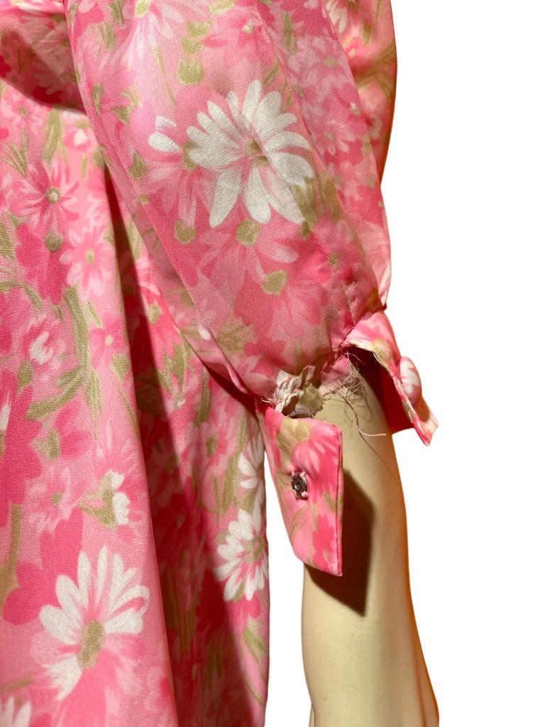 Robe longue des années 1970, rose vif et blanche, à fleurs, faite à la main. en vente 6