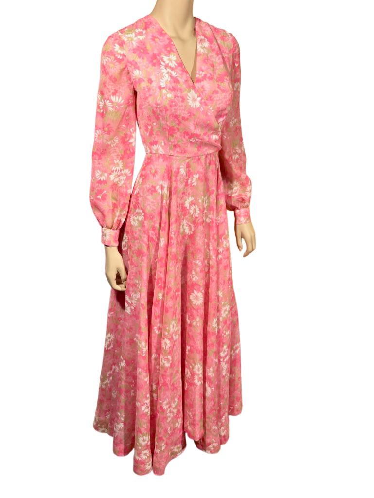 Robe longue des années 1970, rose vif et blanche, à fleurs, faite à la main. Bon état - En vente à Greenport, NY