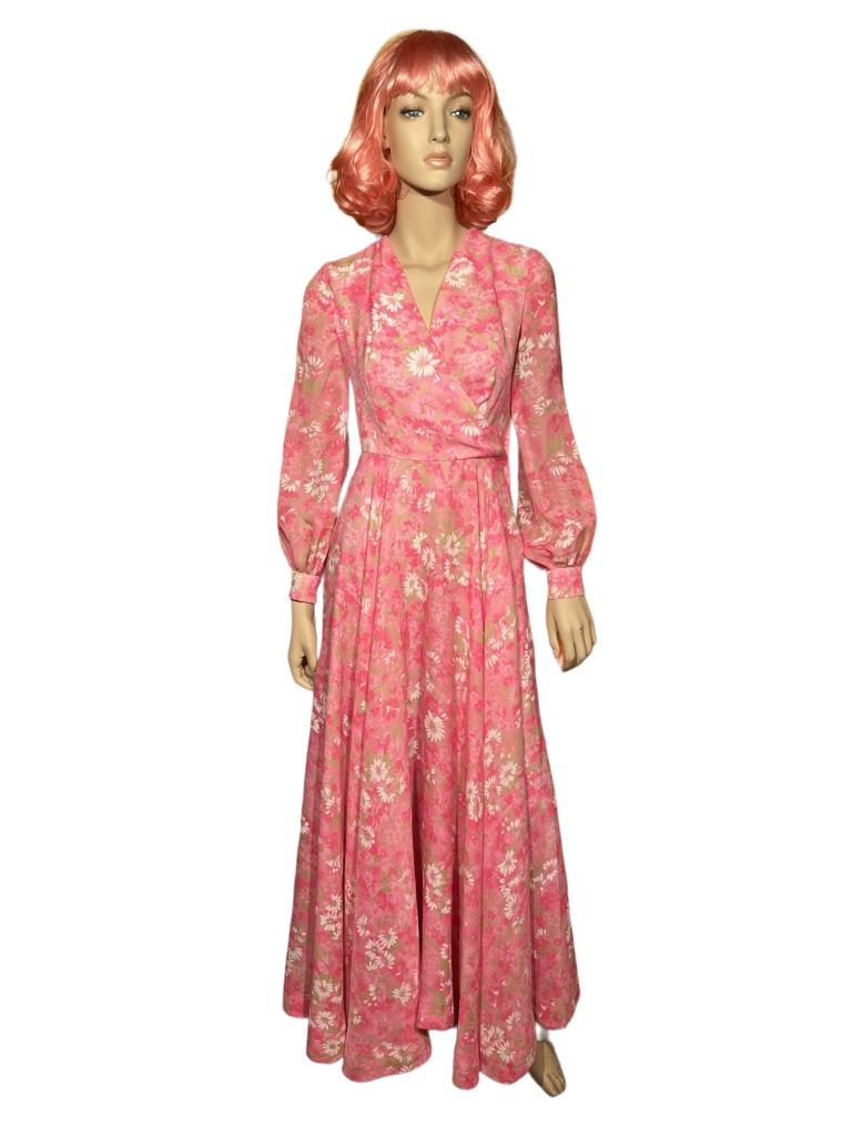 Robe longue des années 1970, rose vif et blanche, à fleurs, faite à la main. Pour femmes en vente