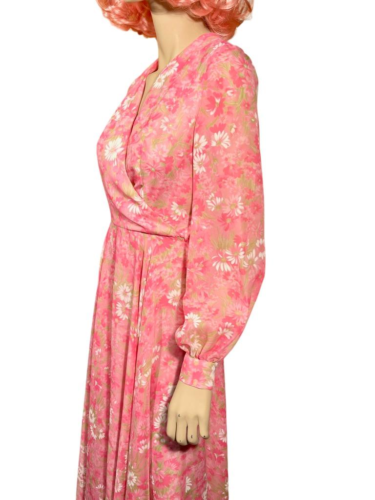 Robe longue des années 1970, rose vif et blanche, à fleurs, faite à la main. en vente 1