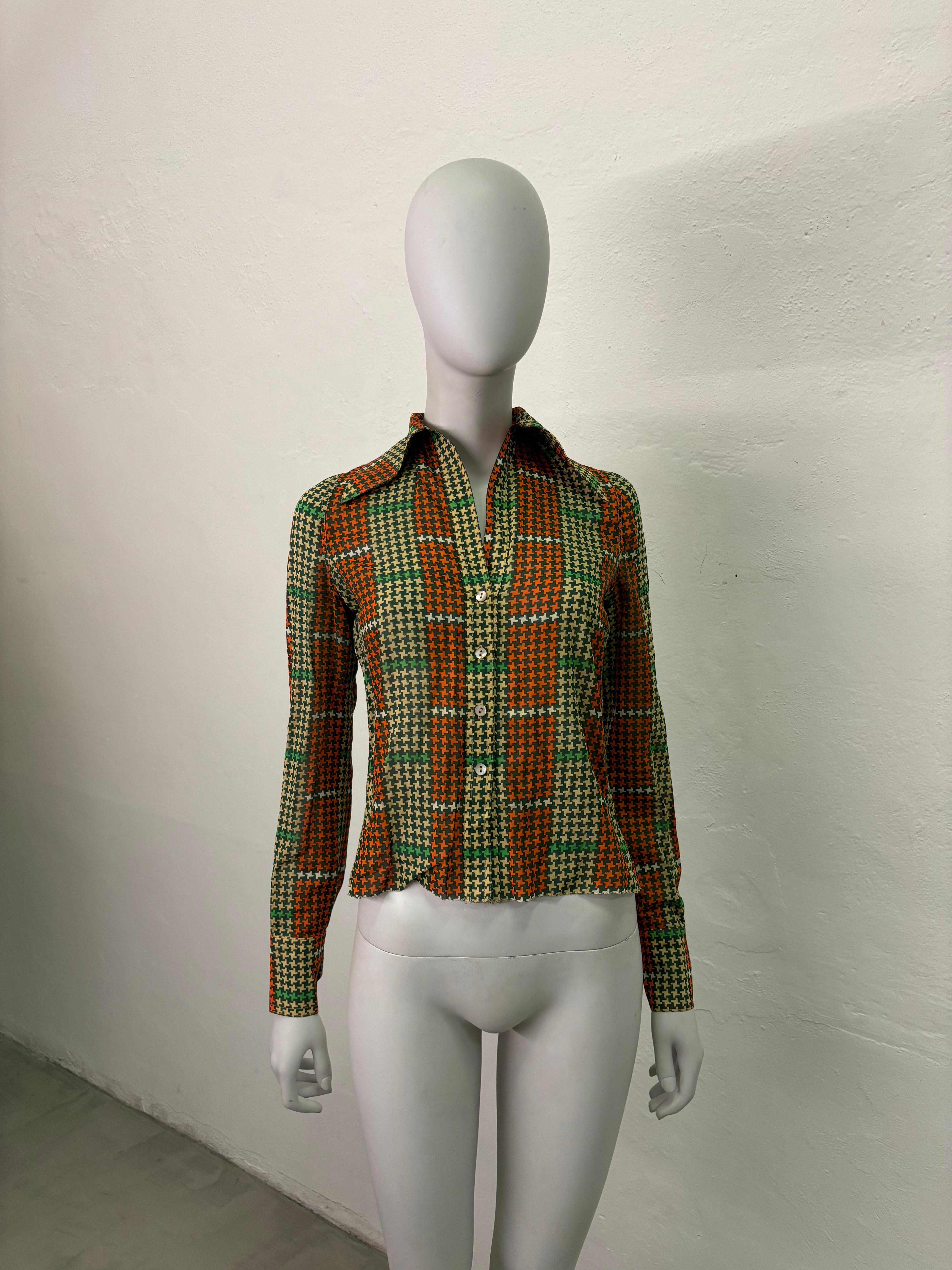 Italienisches Vintage-Maßhemd aus den 1970er Jahren

Tief ausgeschnittenes Hemd
Hahnentrittmuster
70er Jahre breiter Kragen
Größenetikett fehlt, passt für S

- Gesamtlänge: 49 cm - Oberweite: 42 cm - Taille: 39 cm - Ärmel: 62 cm
Zusammensetzung
