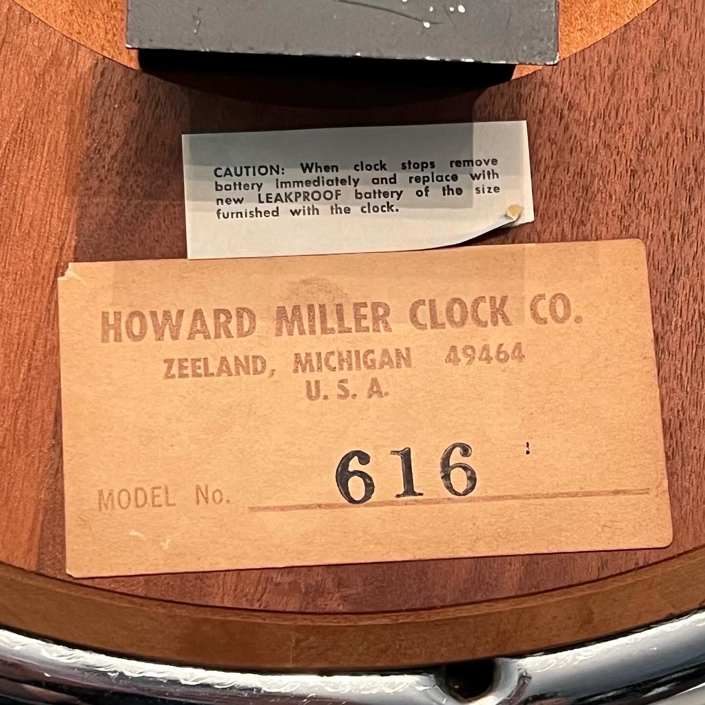 Horloge murale Howard Miller des années 1970 en bois zébré et chrome conçue par Arthur Umanoff en vente 3