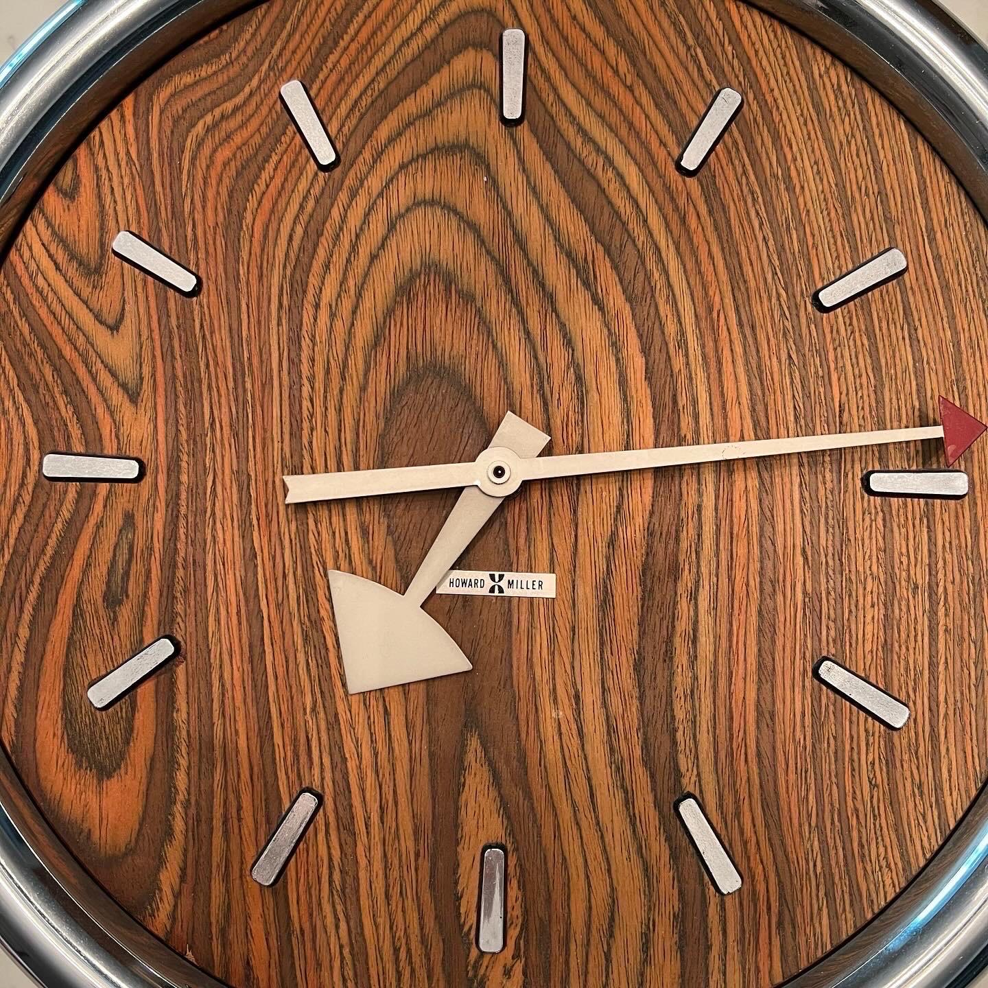 Horloge murale Howard Miller des années 1970, modèle 616, conçue par Arthur Umanoff Associates. Placage 