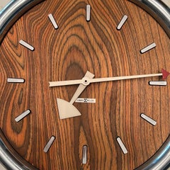 Reloj de pared de madera de cebra y cromo Howard Miller de los años 70 diseñado por Arthur Umanoff