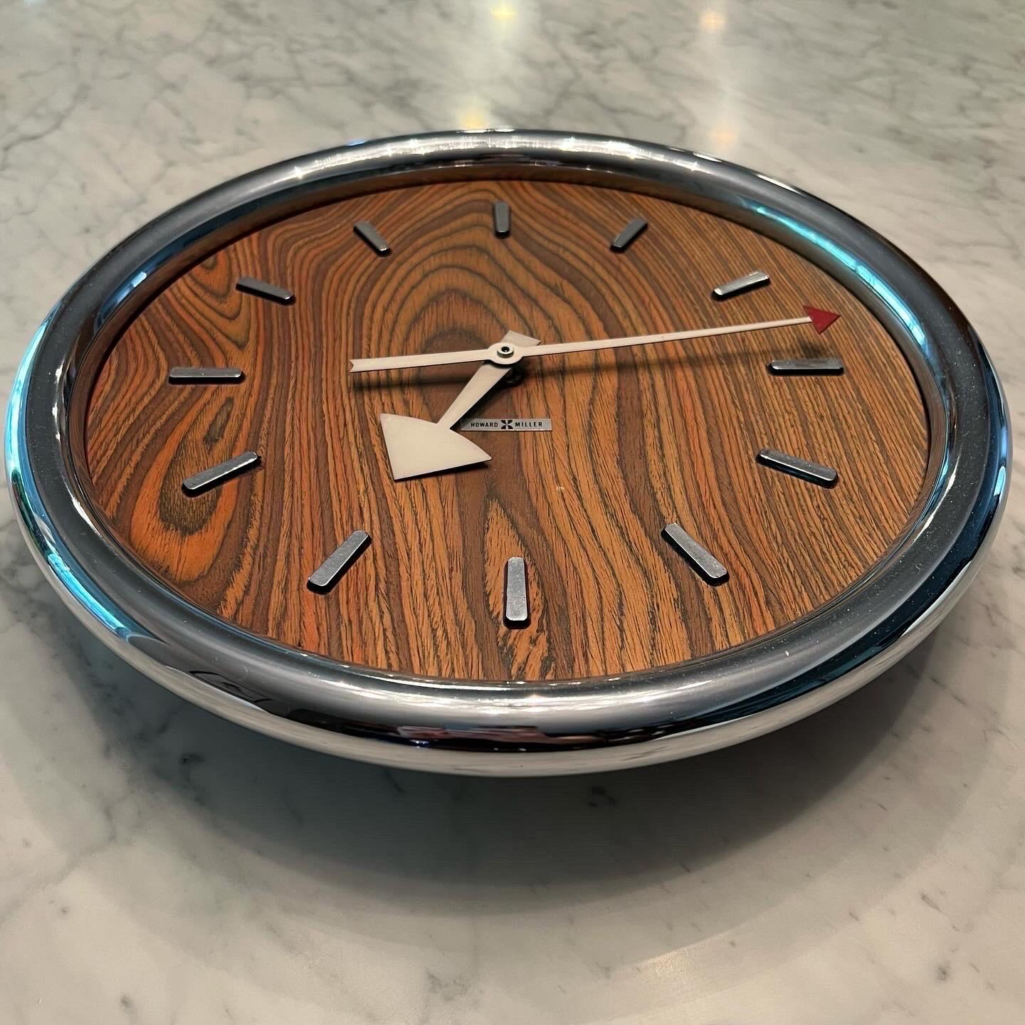Américain Horloge murale Howard Miller des années 1970 en bois zébré et chrome conçue par Arthur Umanoff en vente