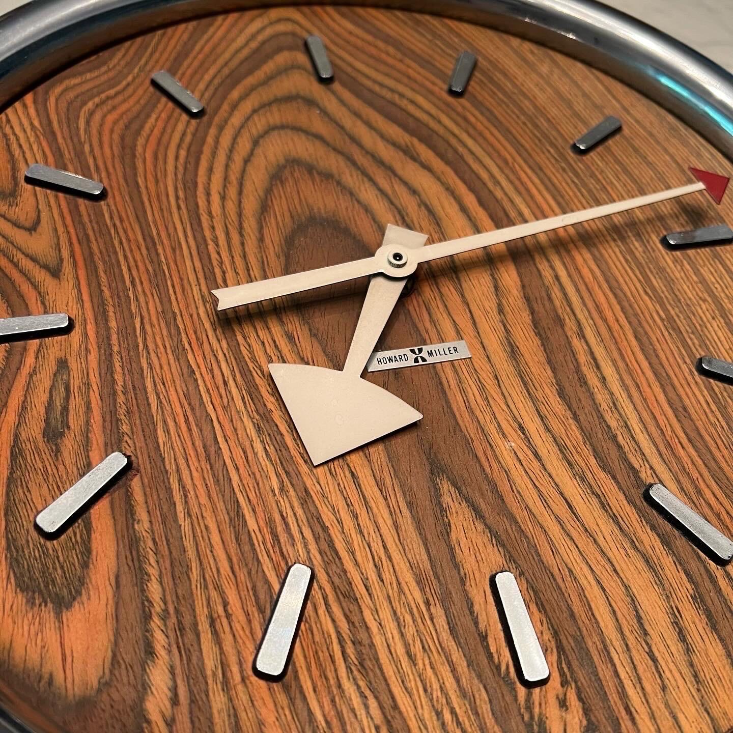Horloge murale Howard Miller des années 1970 en bois zébré et chrome conçue par Arthur Umanoff Bon état - En vente à Phoenix, AZ