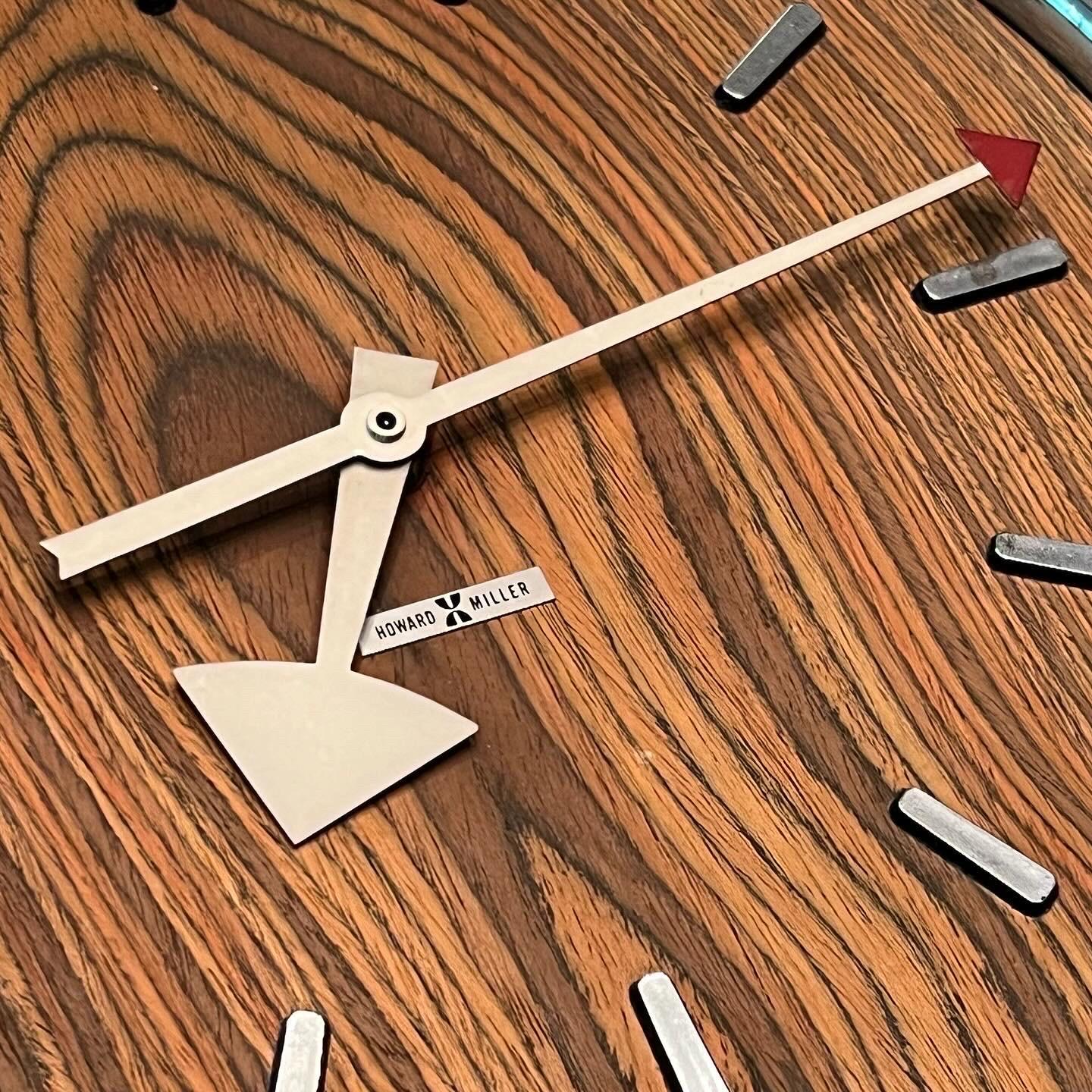 Fin du 20e siècle Horloge murale Howard Miller des années 1970 en bois zébré et chrome conçue par Arthur Umanoff en vente
