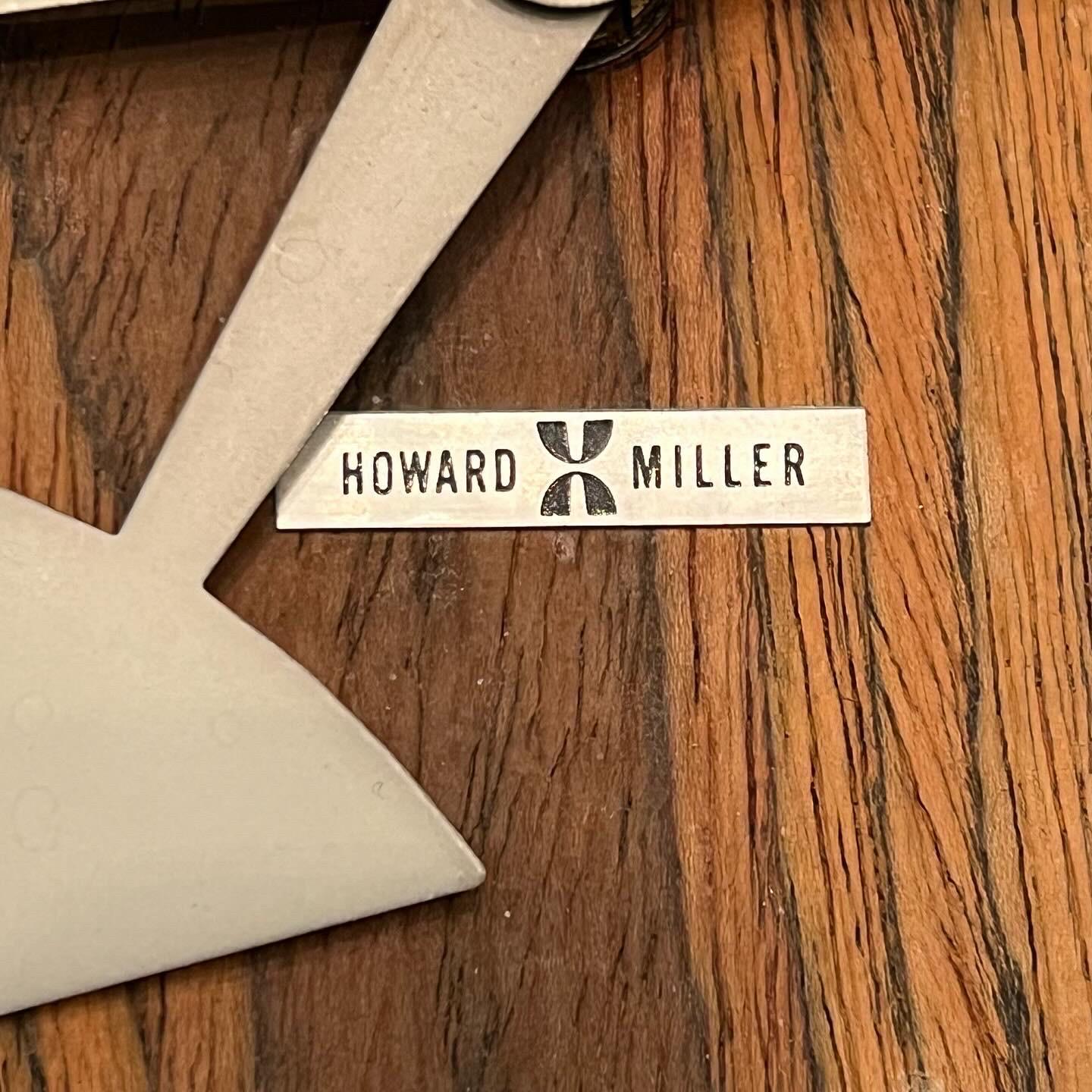Chrome Horloge murale Howard Miller des années 1970 en bois zébré et chrome conçue par Arthur Umanoff en vente