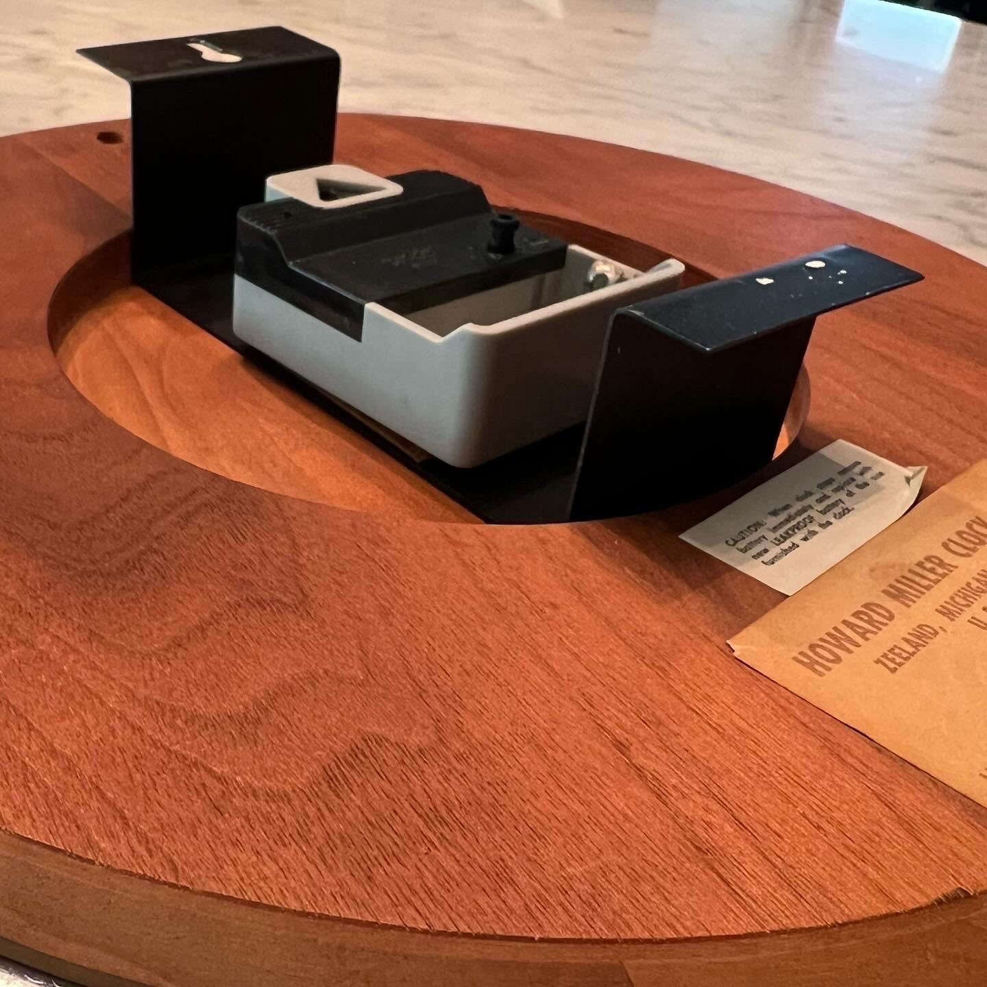 Horloge murale Howard Miller des années 1970 en bois zébré et chrome conçue par Arthur Umanoff en vente 2