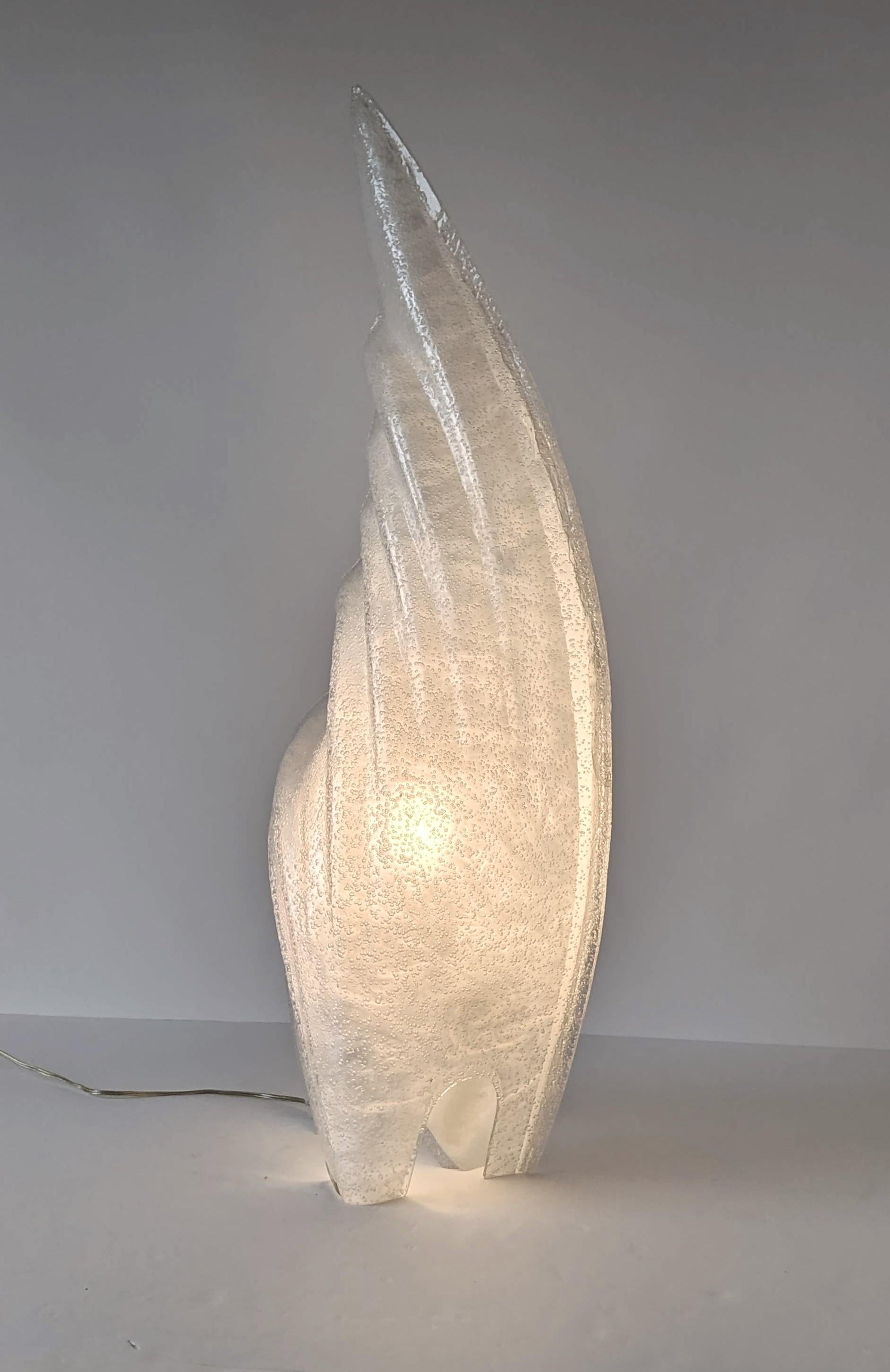 Bold sculptural oversize conch floor lamp consisting of 2 layers of thermoformed acrylic sheet molded on top of each other.

The exterior layer is a bubbly translucid sheet, while the one under is in an opale pearl tone.

The glow coming out of